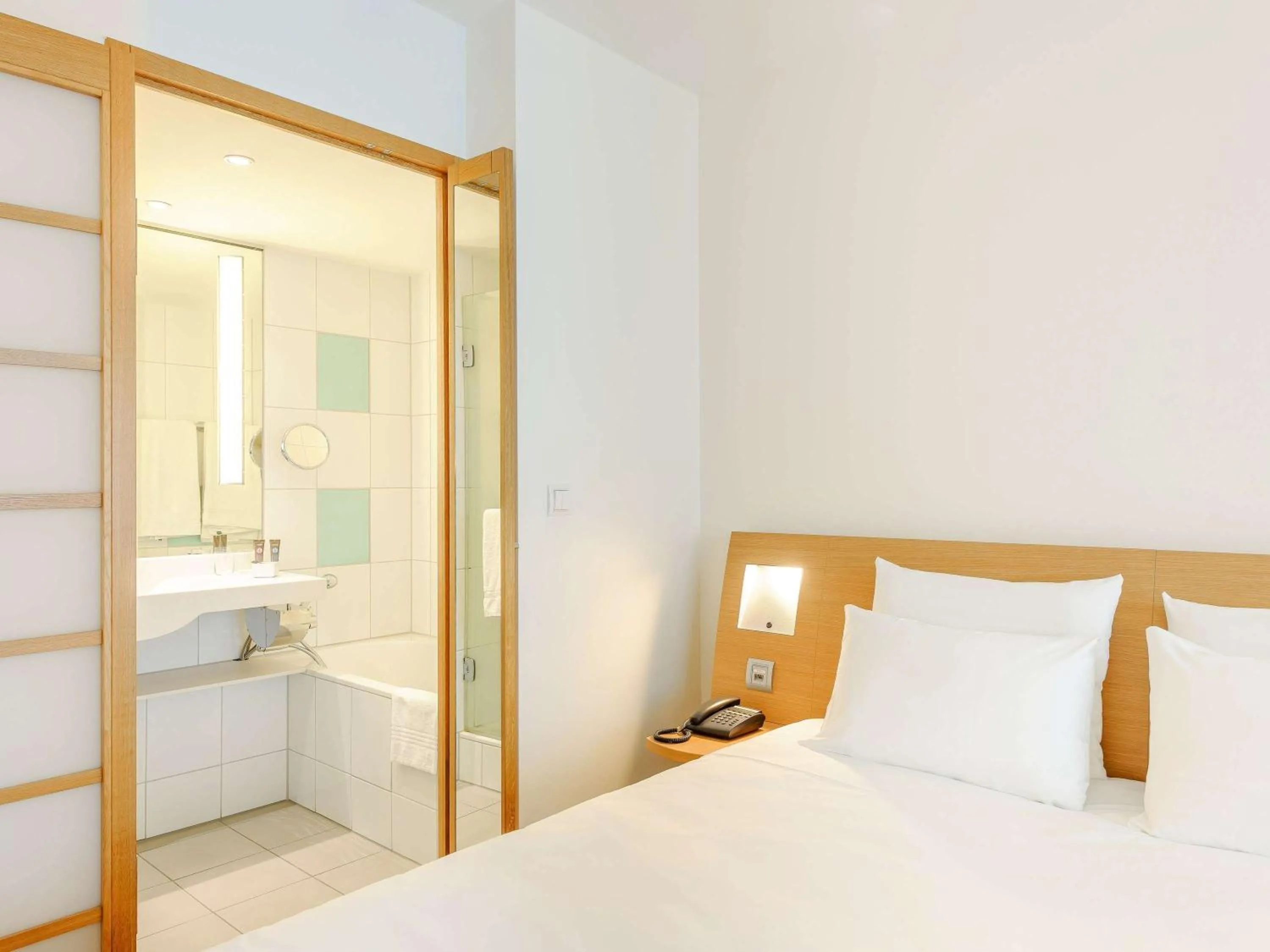 Bedroom, Bed in Novotel Paris Rueil Malmaison