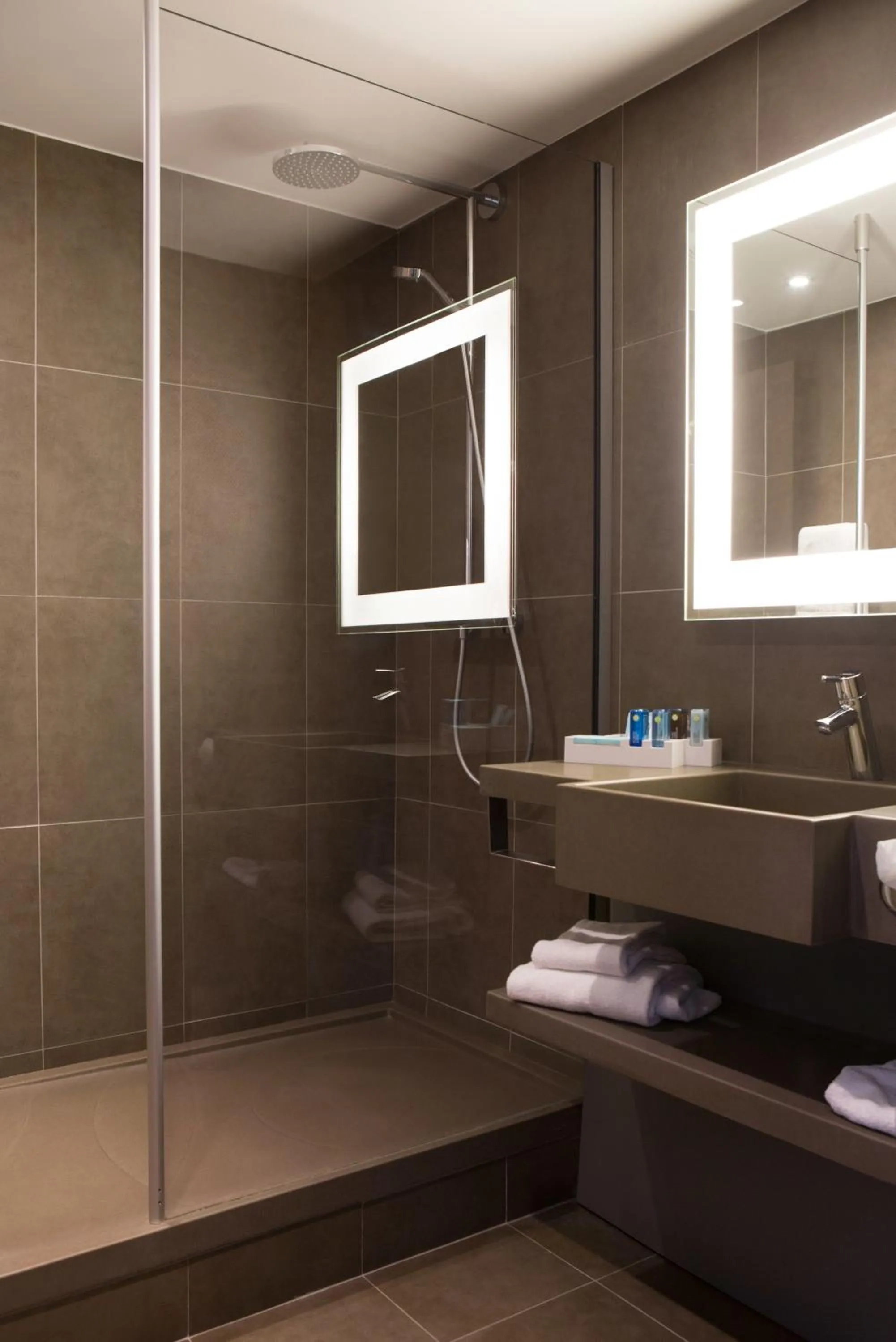 Shower in Novotel Paris Rueil Malmaison
