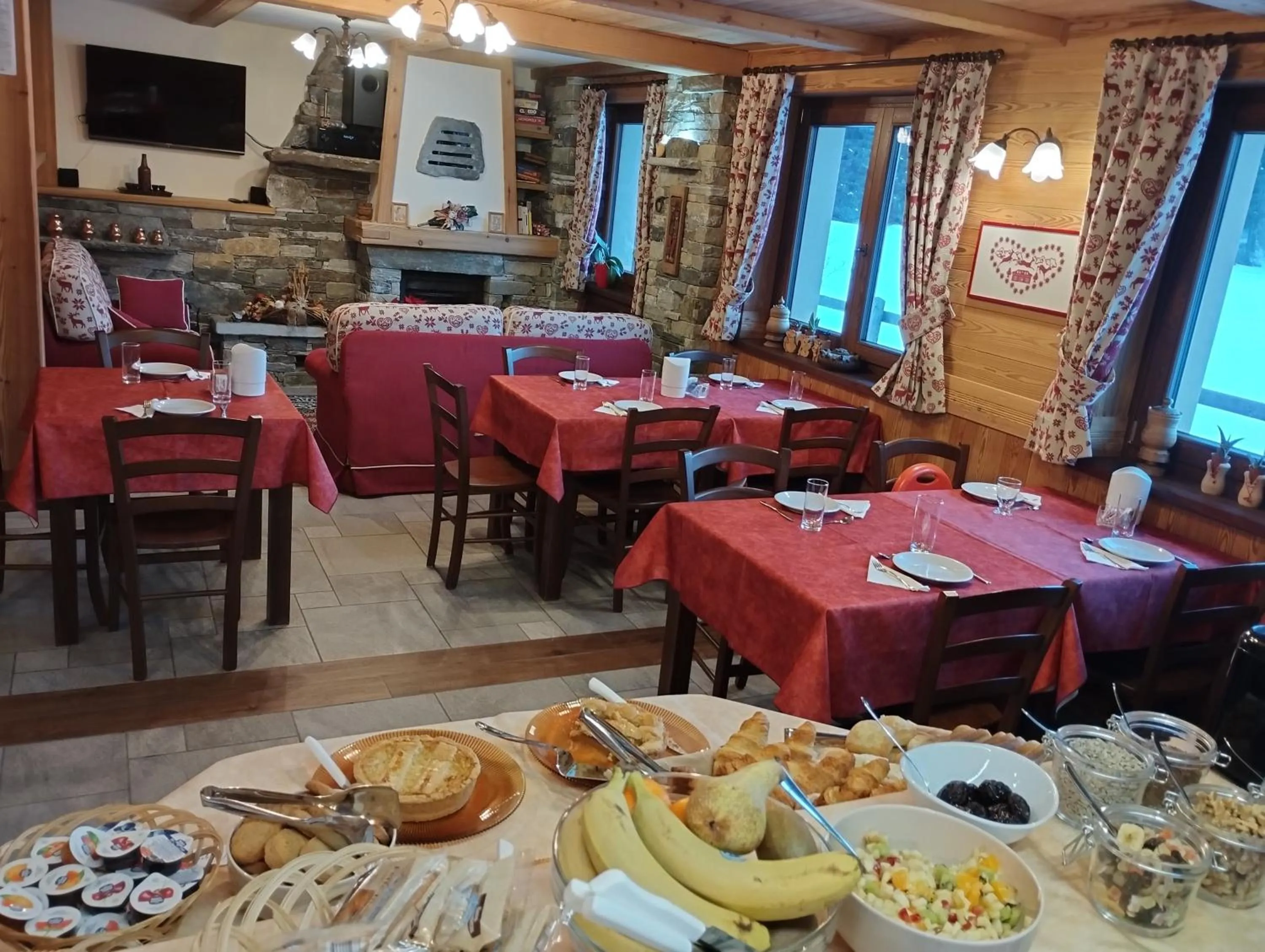 Communal lounge/ TV room in Villa Americana Chambres d'Hotes