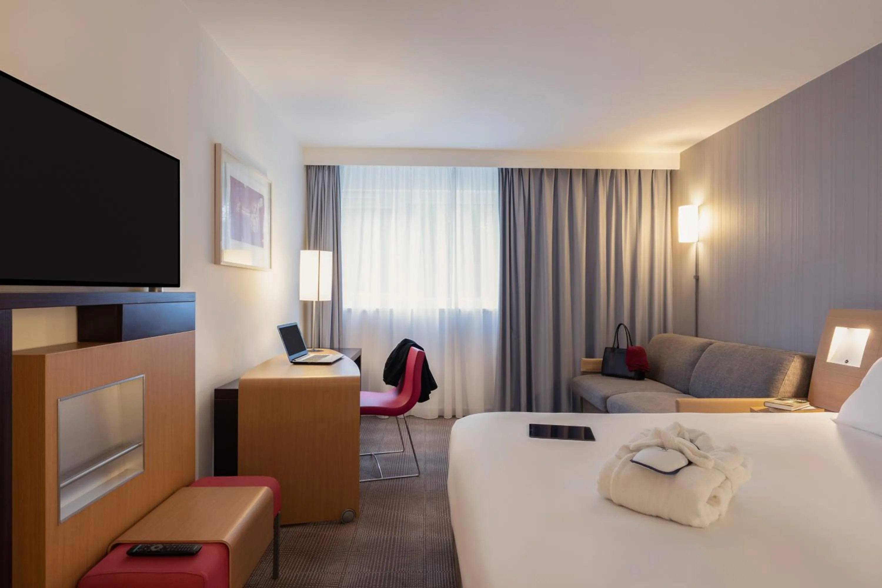 Living room, Bed in Novotel Roissy Saint Witz