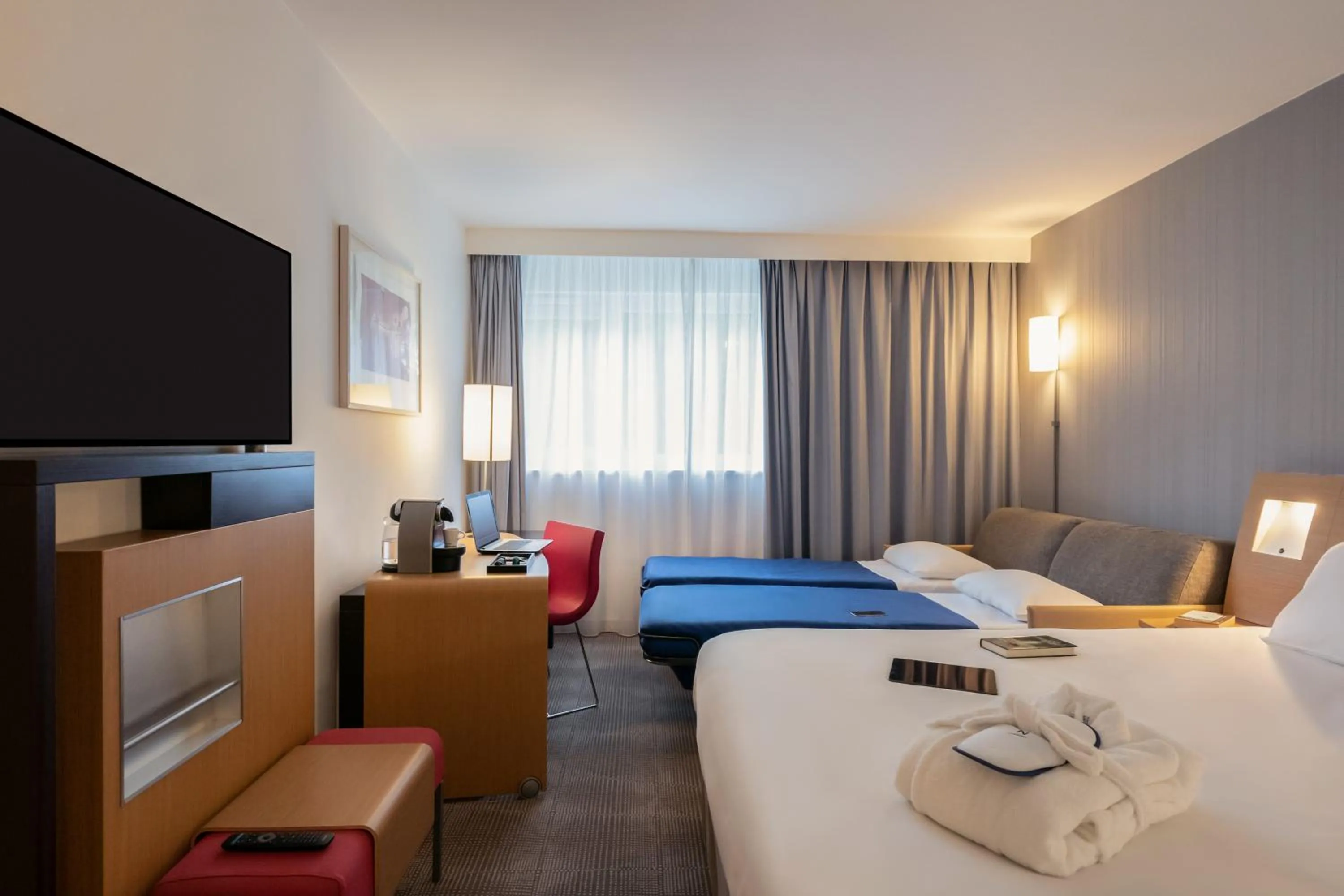 TV and multimedia, Bed in Novotel Roissy Saint Witz