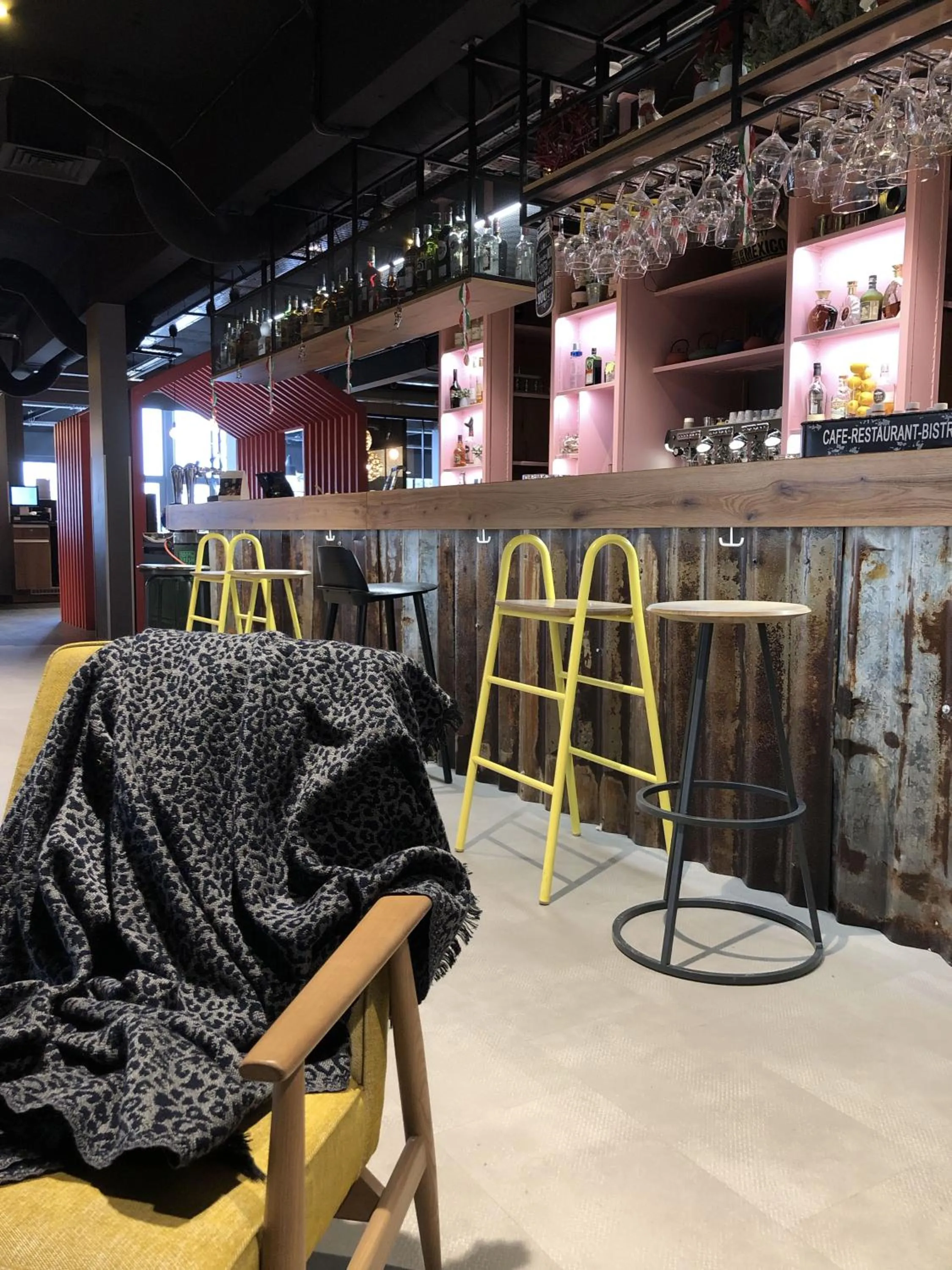 Lounge or bar in Mercure Reims Parc Des Expositions