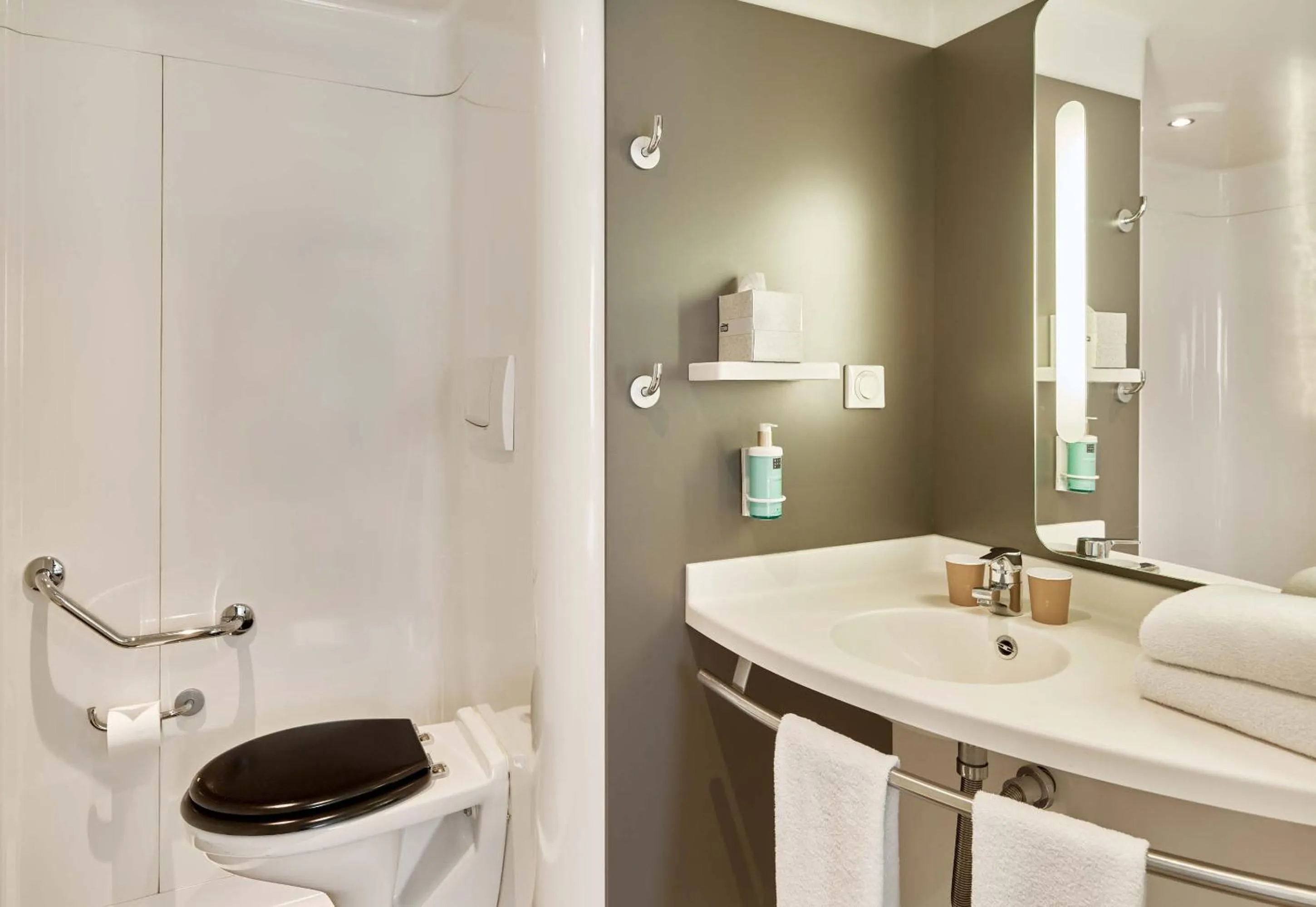 Bathroom in B&B HOME Rueil-Malmaison Gare