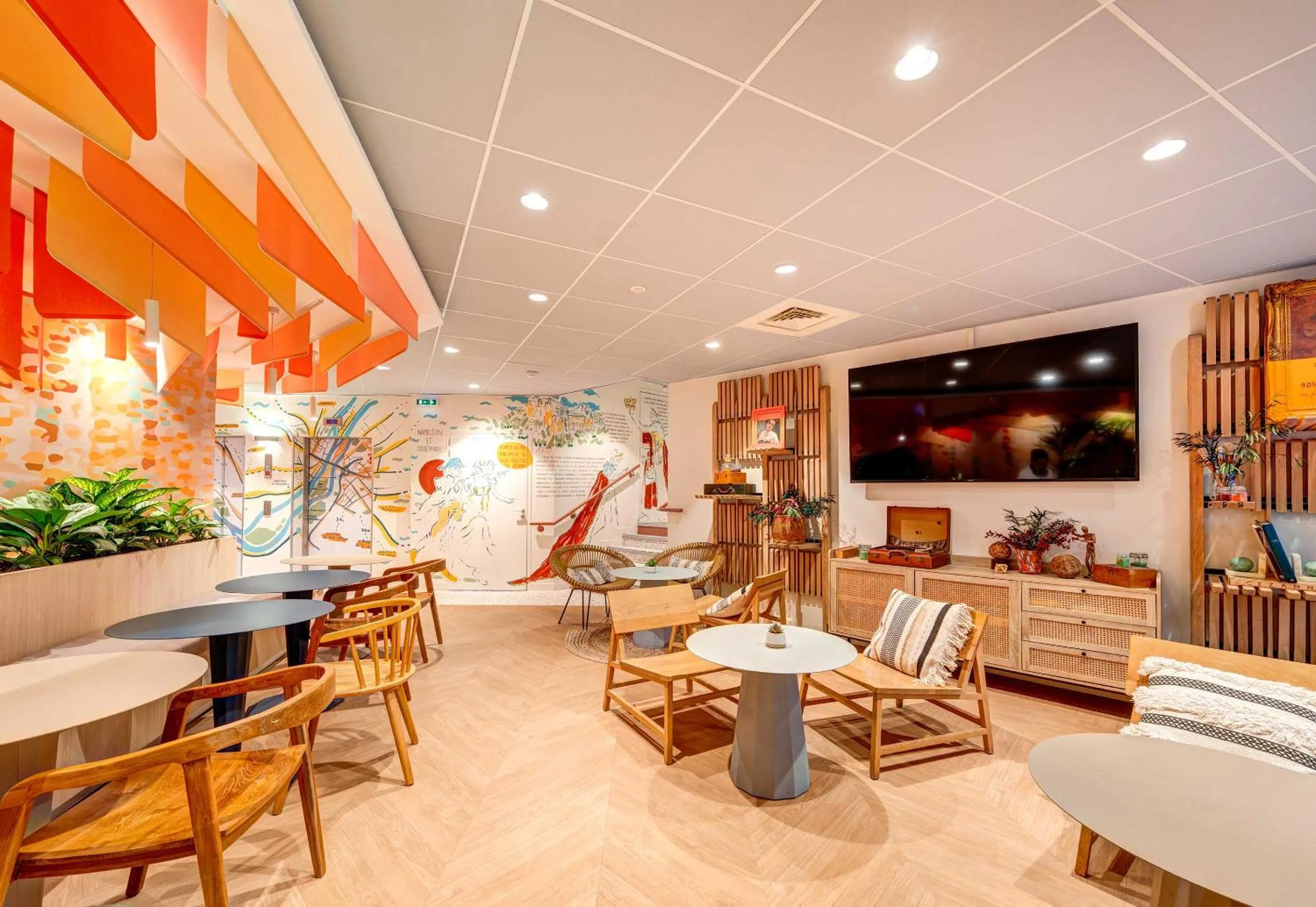 Communal lounge/ TV room in B&B HOME Rueil-Malmaison Gare