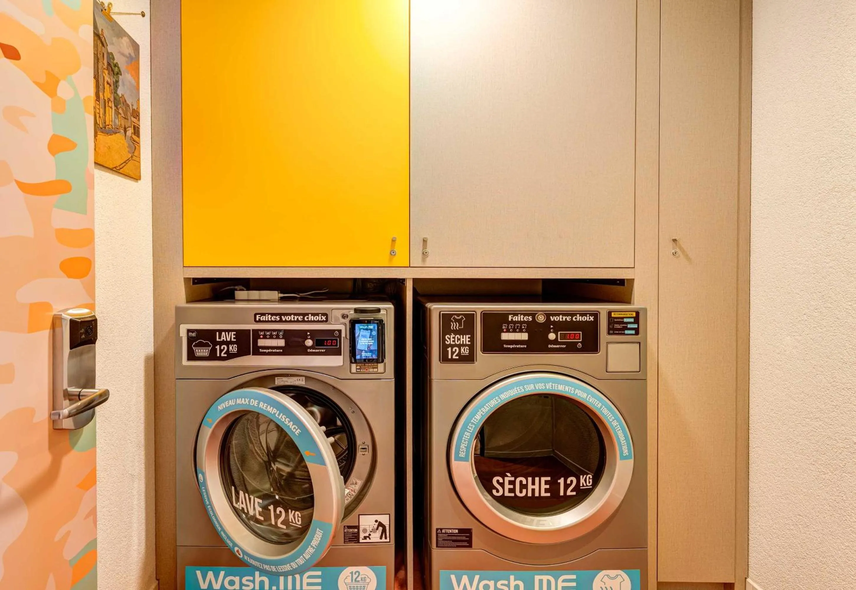 washing machine in B&B HOME Rueil-Malmaison Gare