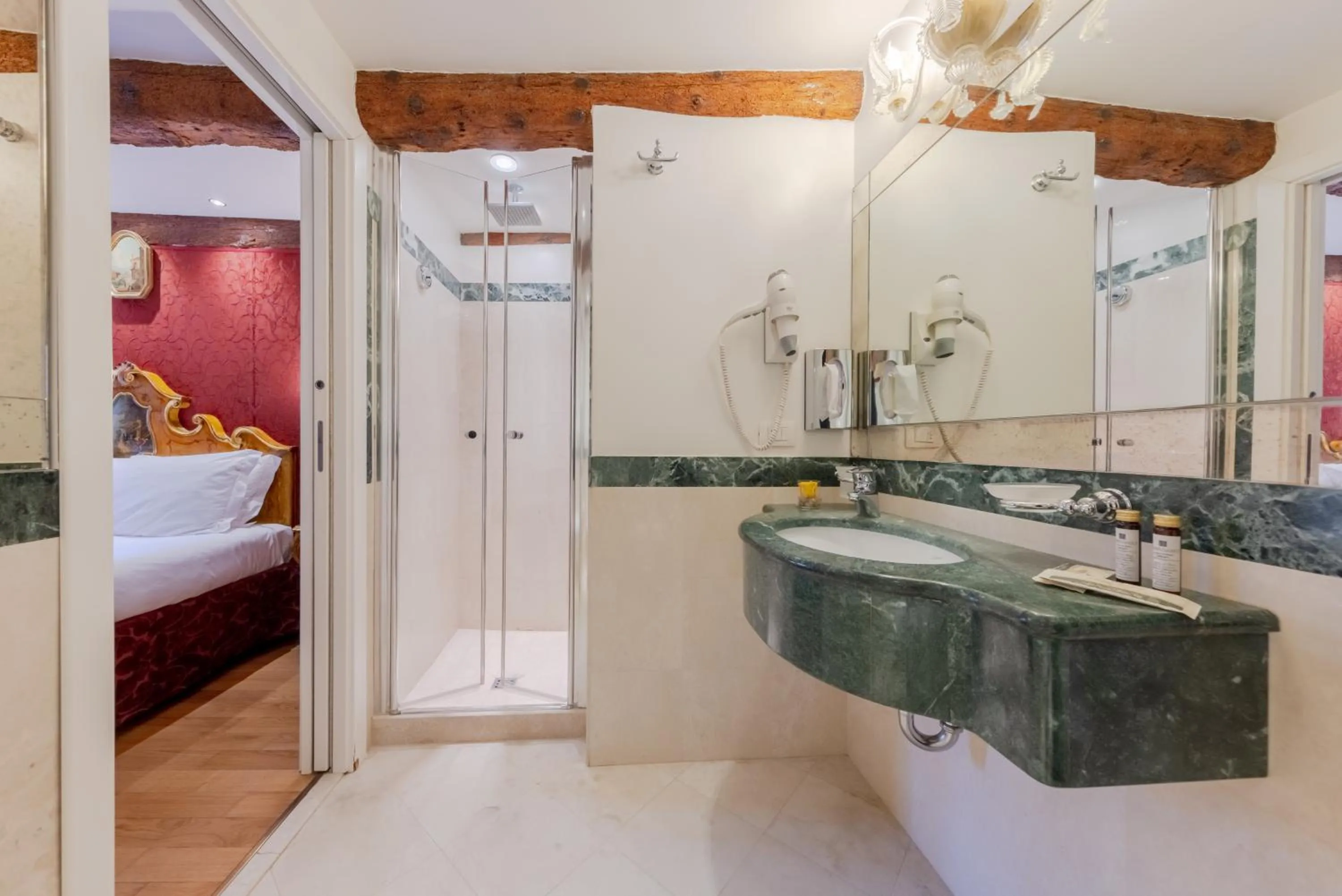 Shower, Bed in Ca Dell'Arte