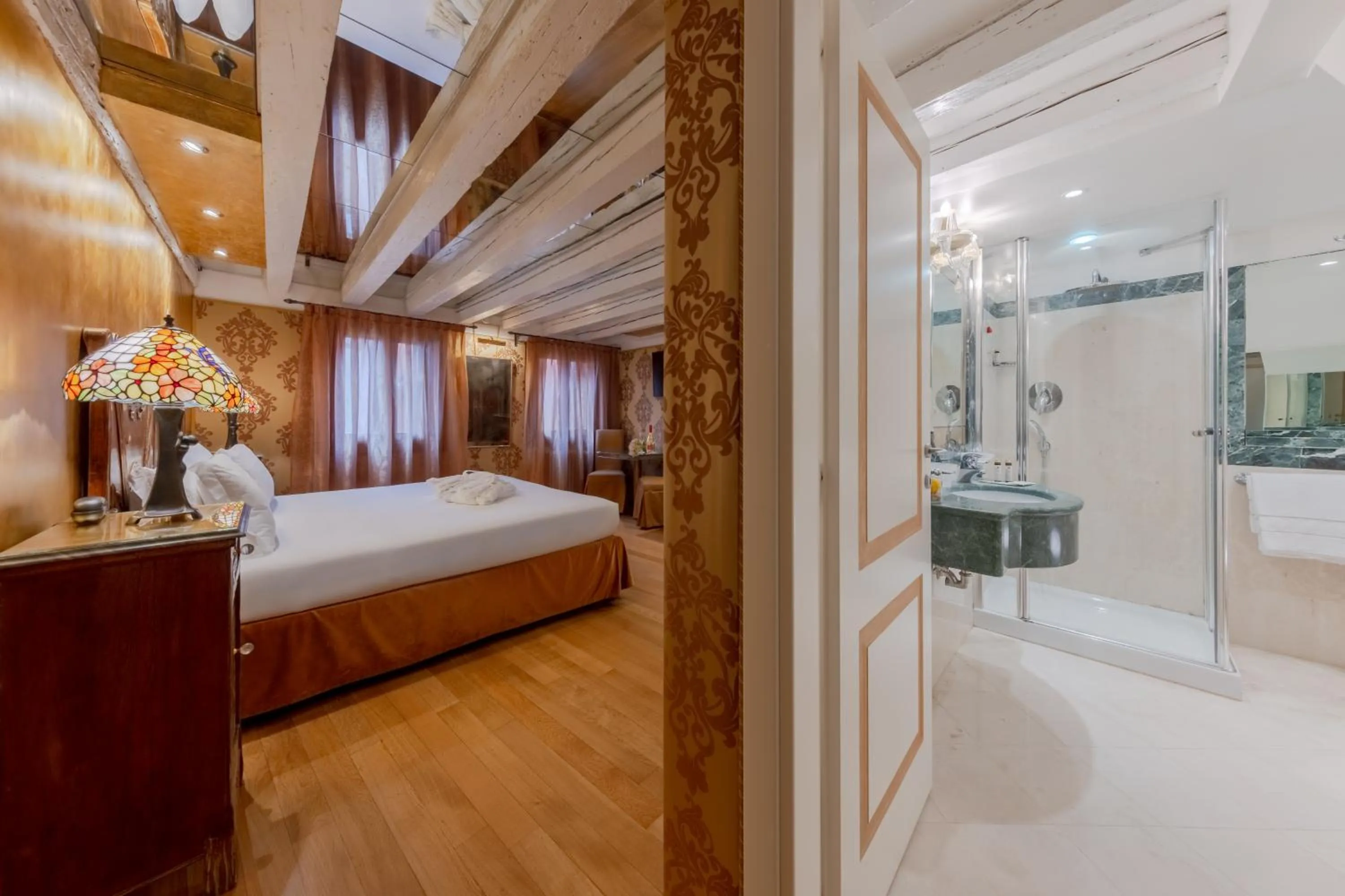 Shower, Bed in Ca Dell'Arte