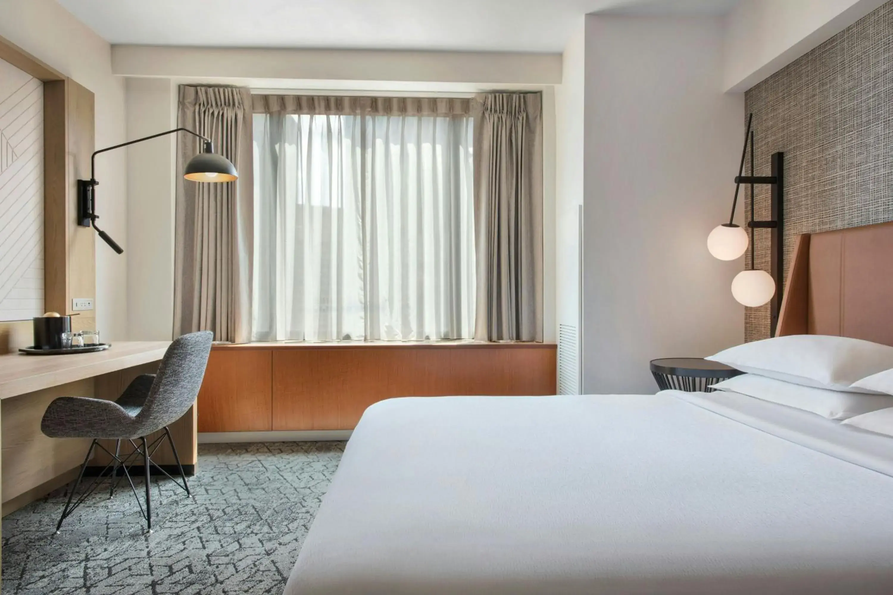 Traditional Queen Room with Roll-in Shower - Mobility and Hearing Accessible in Sheraton Boston Hotel Traditional Queen Room with Roll-in Shower - Mobility and Hearing Accessible in Sheraton Boston Hotel