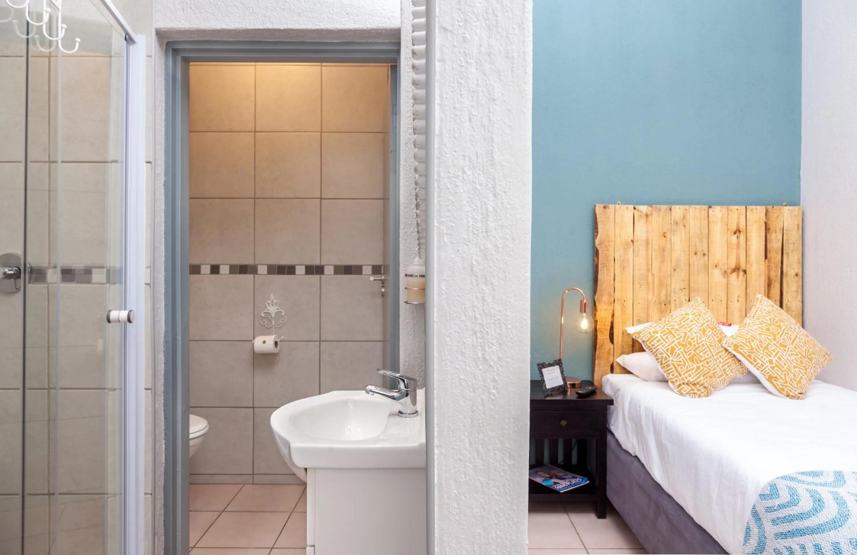 Bathroom, Bed in Rozelee Rest