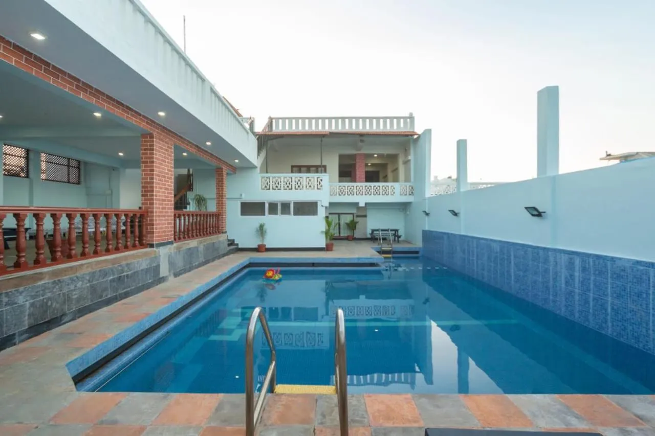 Swimming pool in BAY INN