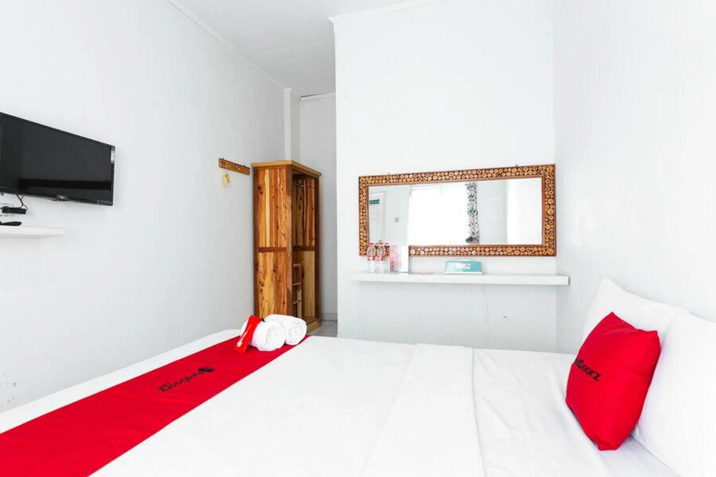 Bed in RedDoorz near Grojogan Sewu Tawangmangu