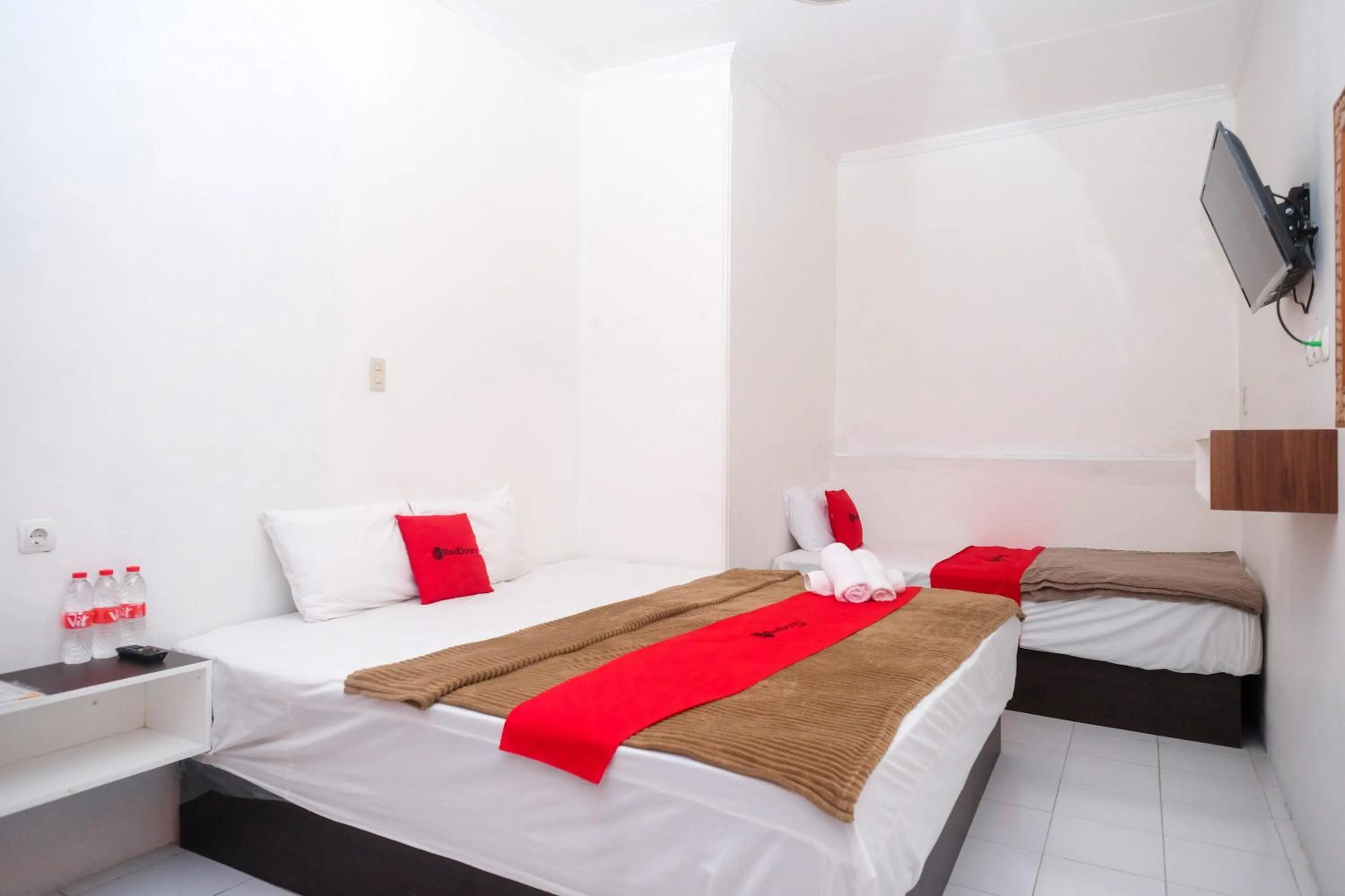 Bed in RedDoorz near Grojogan Sewu Tawangmangu