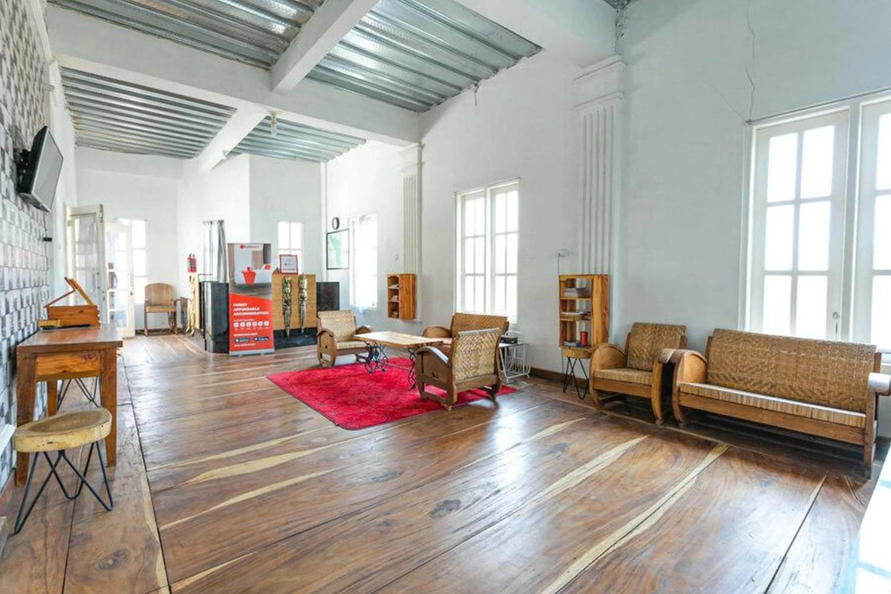 Lobby or reception in RedDoorz near Grojogan Sewu Tawangmangu