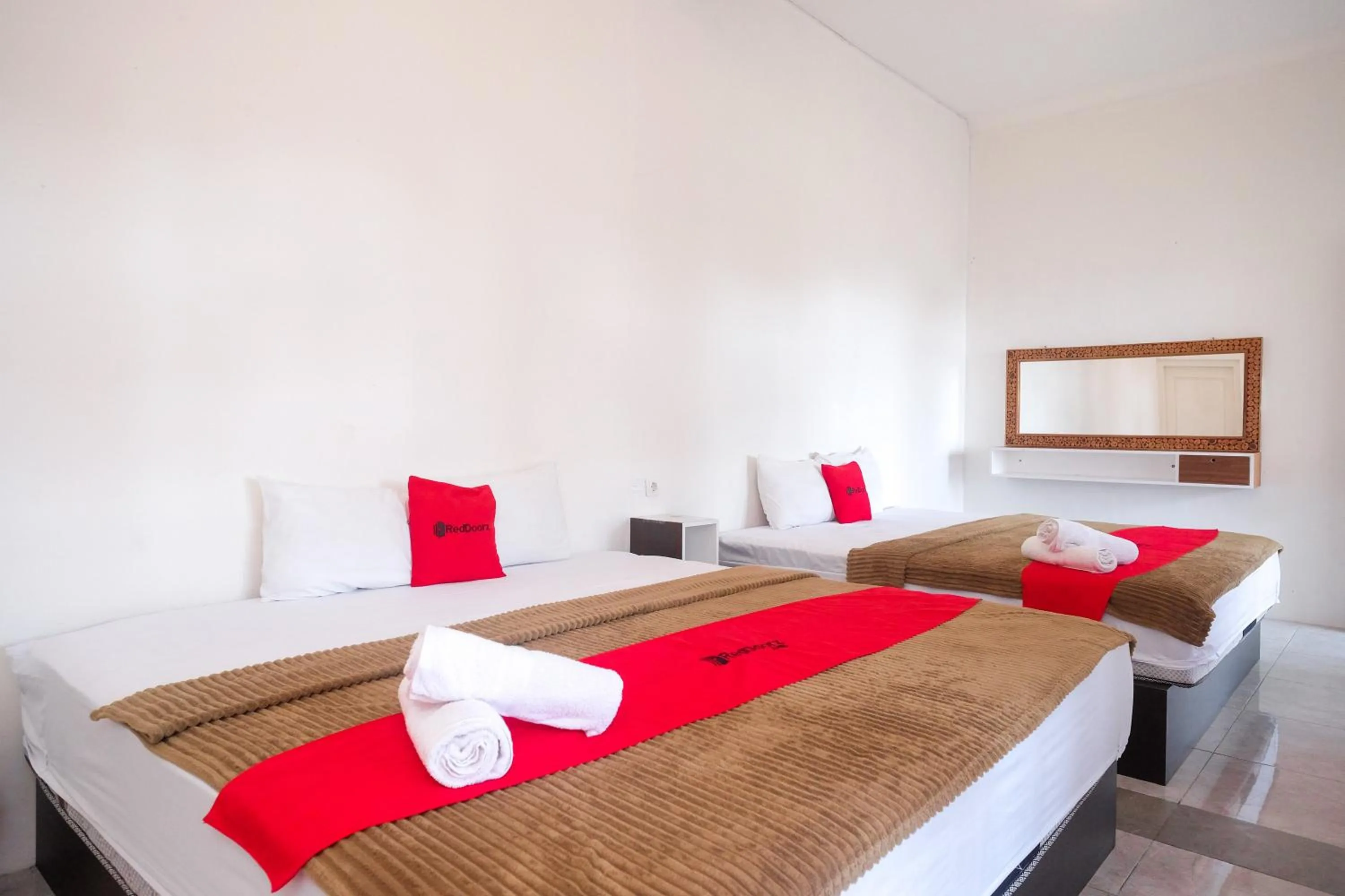 Bed in RedDoorz near Grojogan Sewu Tawangmangu