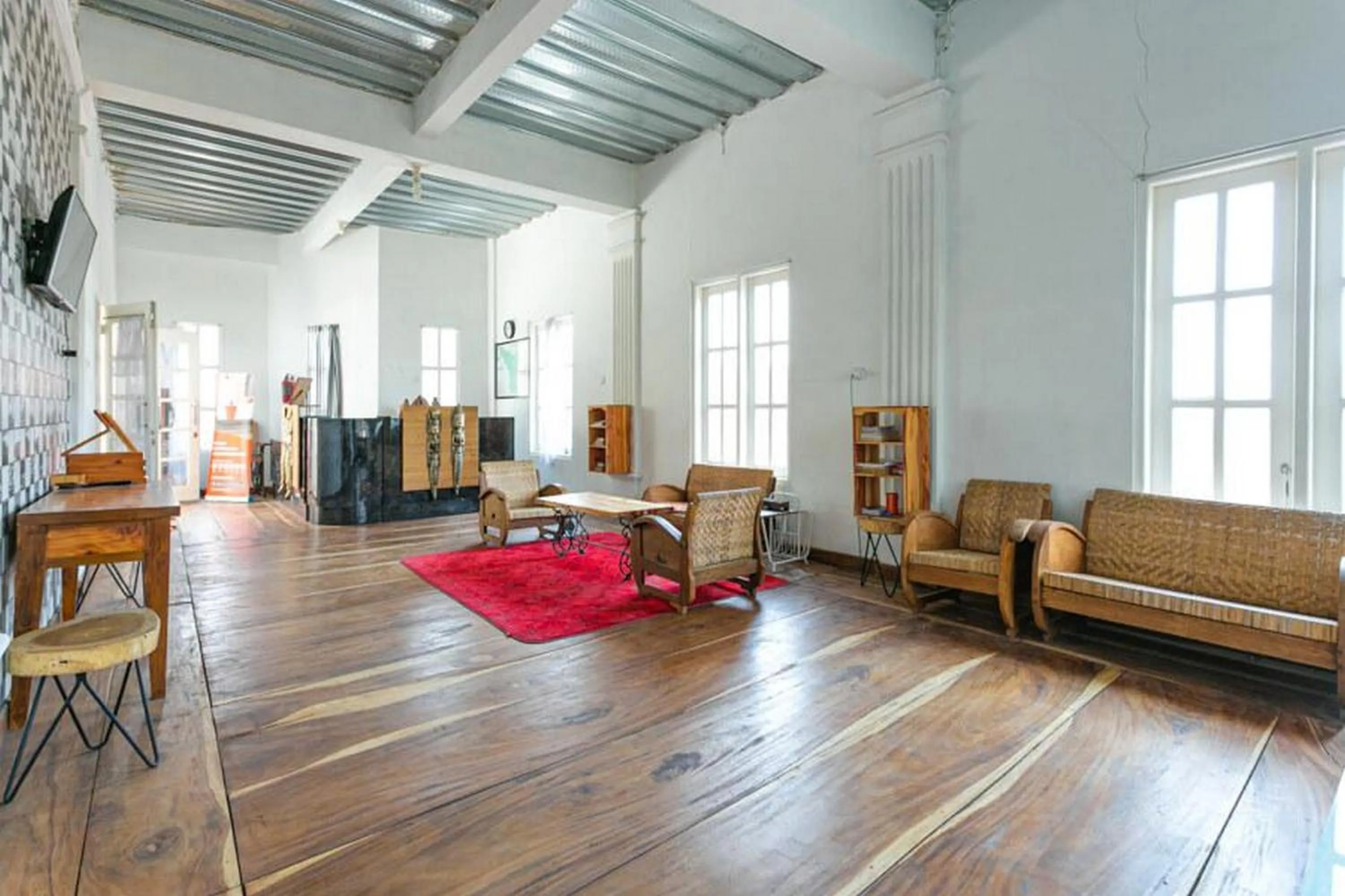 Lobby or reception in RedDoorz near Grojogan Sewu Tawangmangu