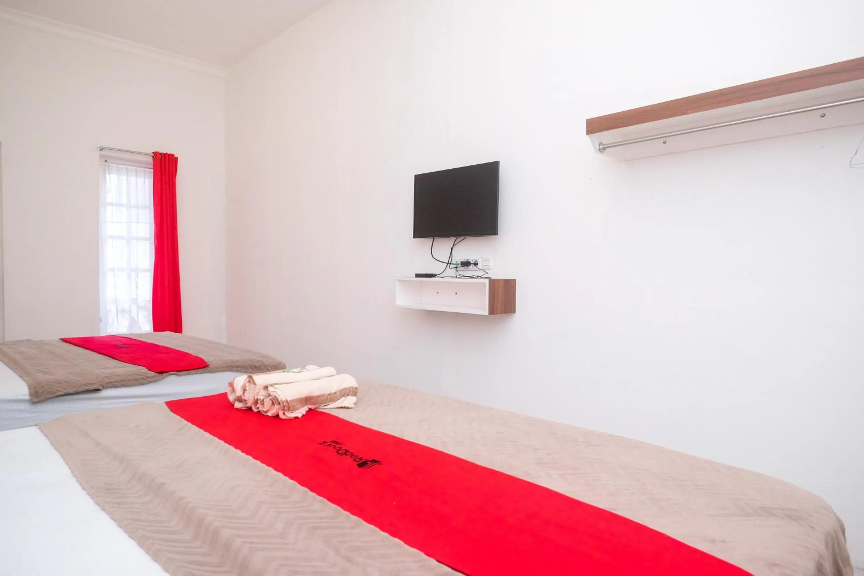 Bed in RedDoorz near Grojogan Sewu Tawangmangu