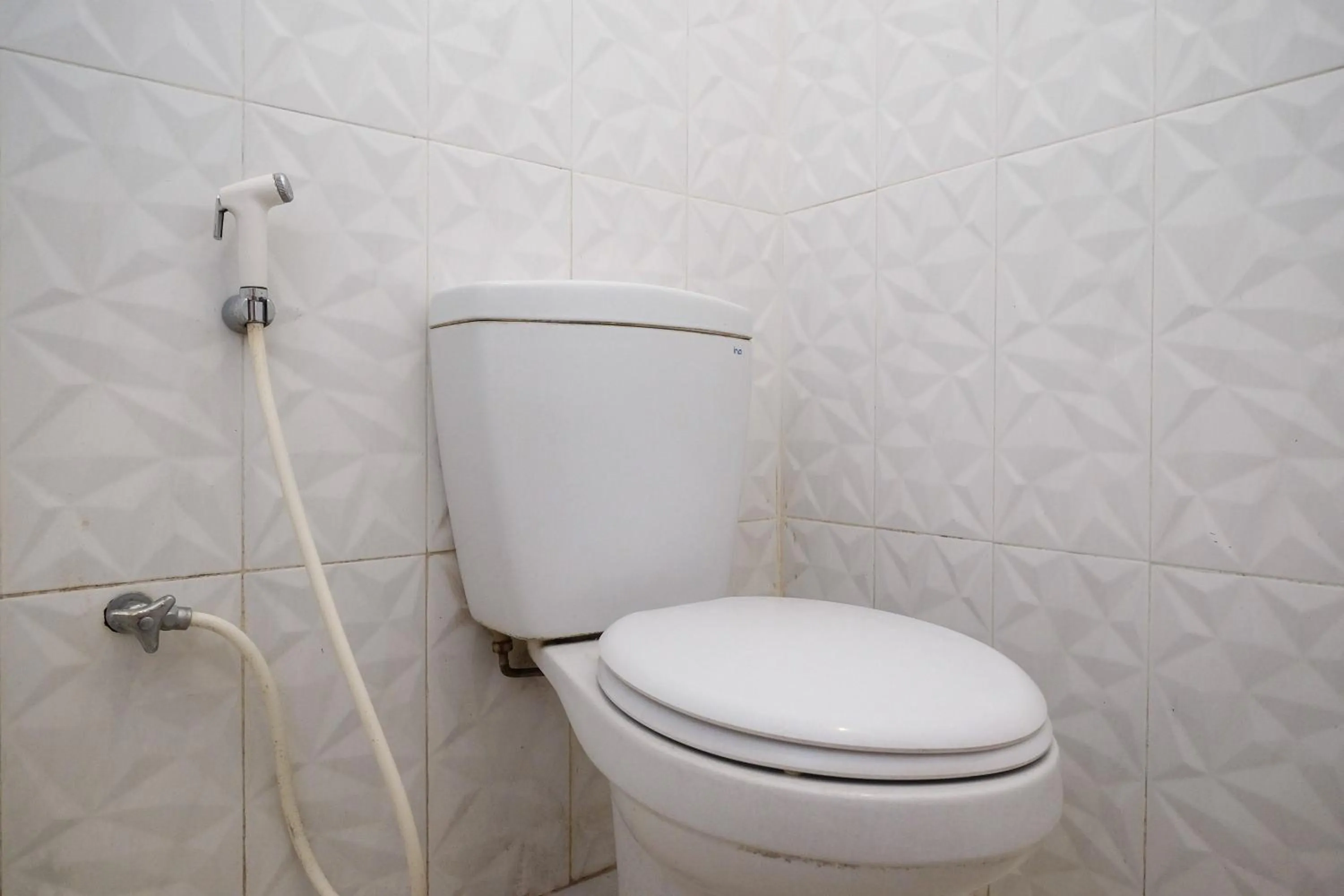 Toilet in RedDoorz near Grojogan Sewu Tawangmangu