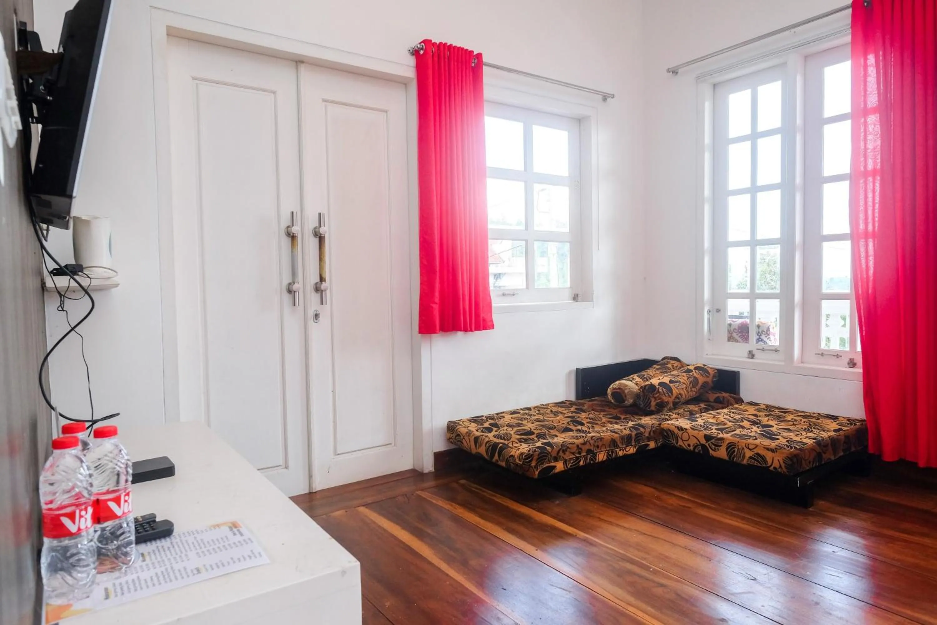 Bedroom, Bed in RedDoorz near Grojogan Sewu Tawangmangu