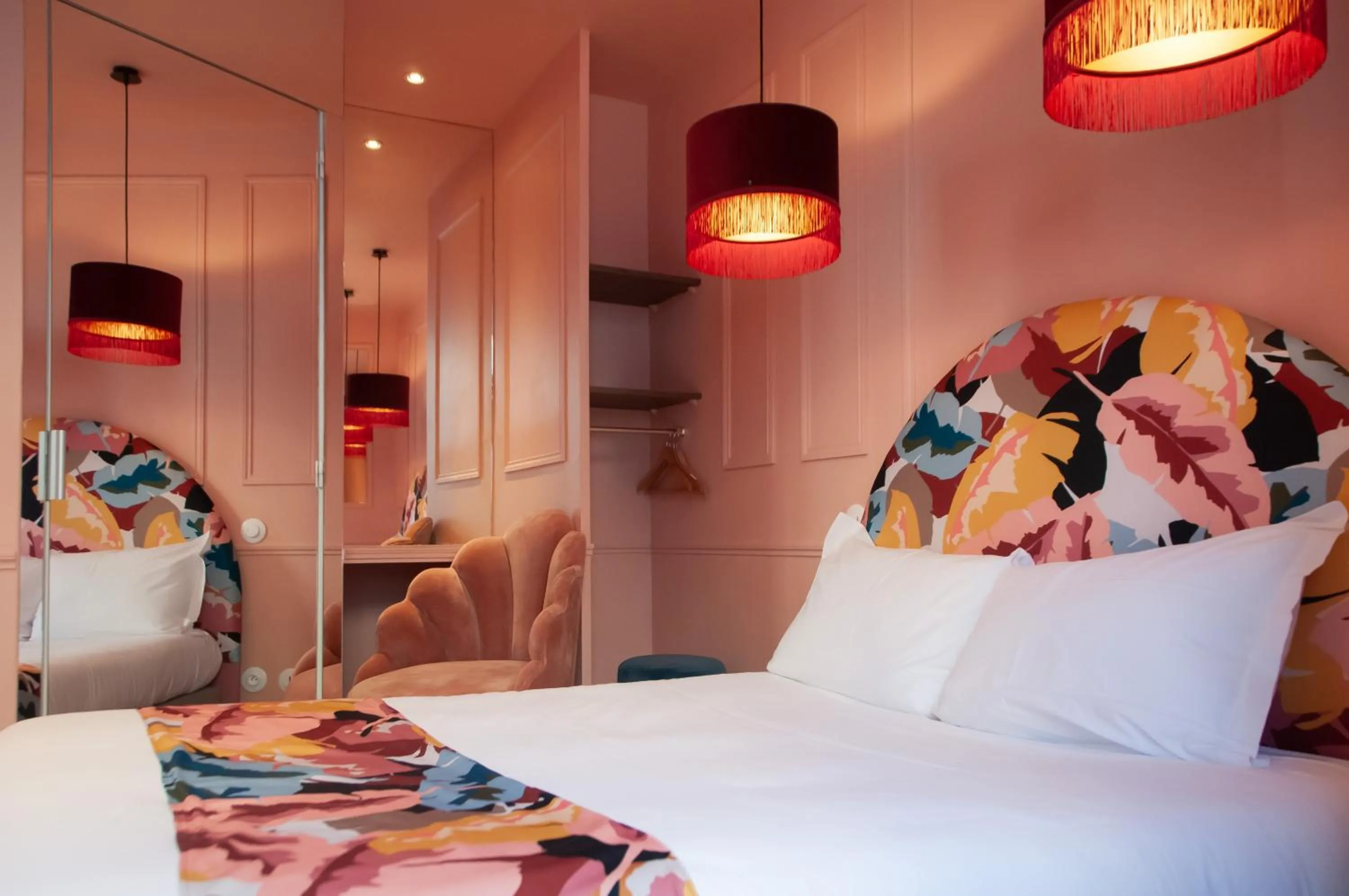 Photo of the whole room, Bed in Hôtel Petit Saint-Honoré