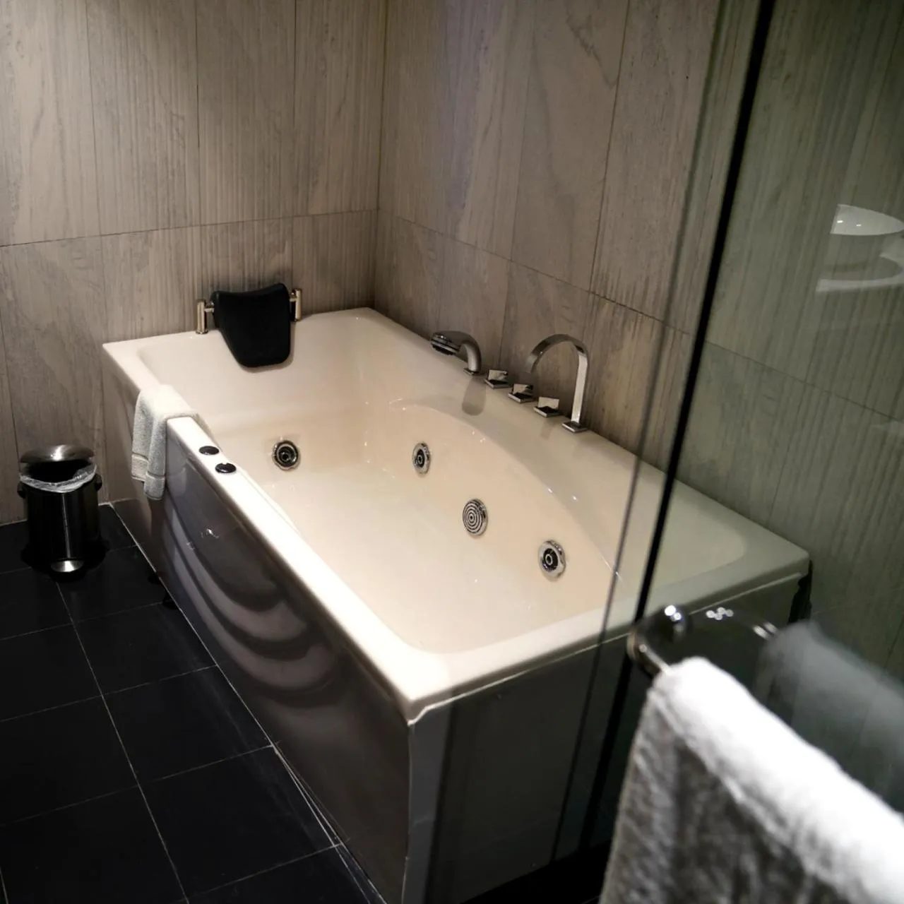 Bath in Indigo Heights Hotel & Suites