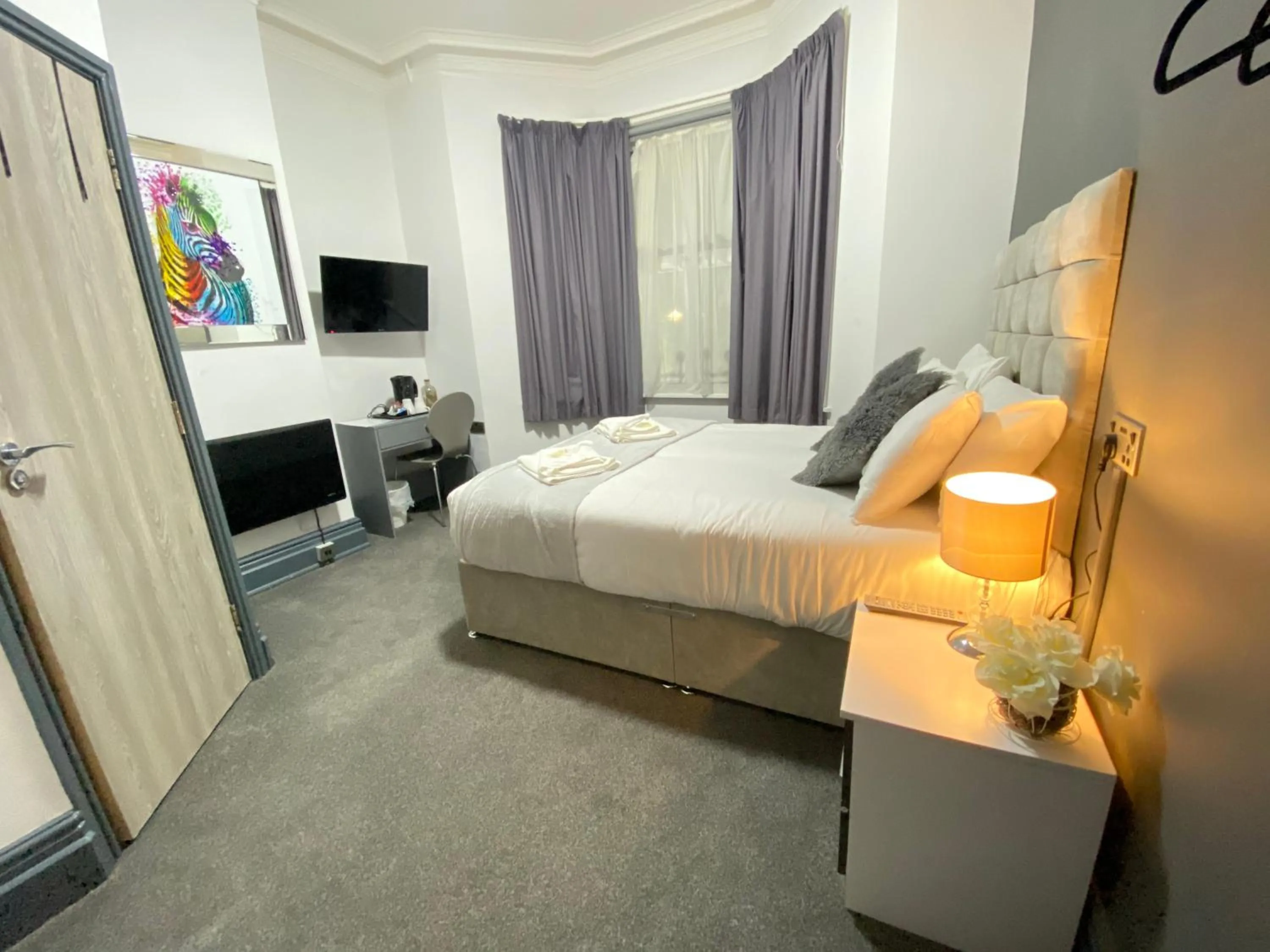 Photo of the whole room in Park City Suites Hotel