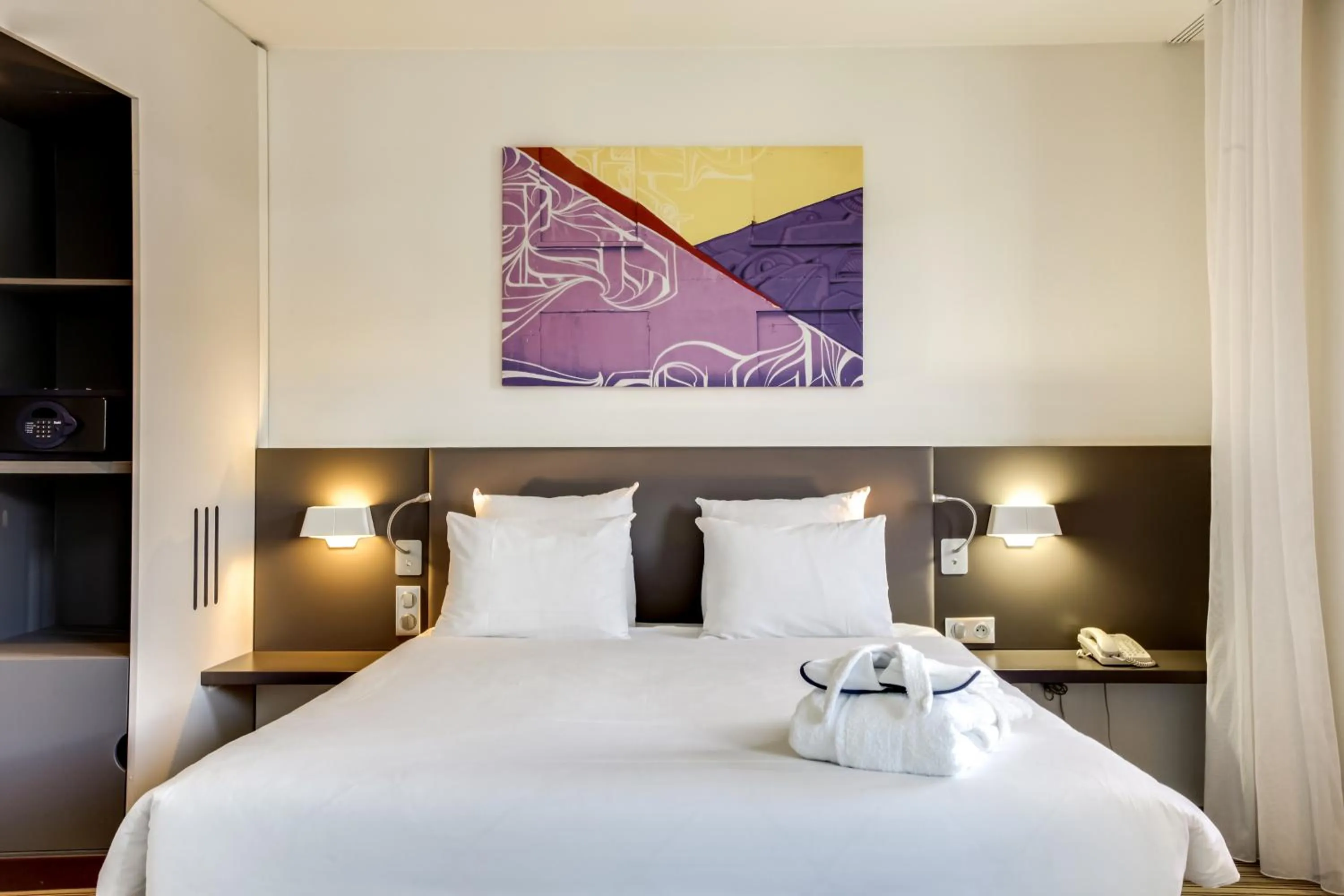 Bed in Novotel Suites Paris Stade de France