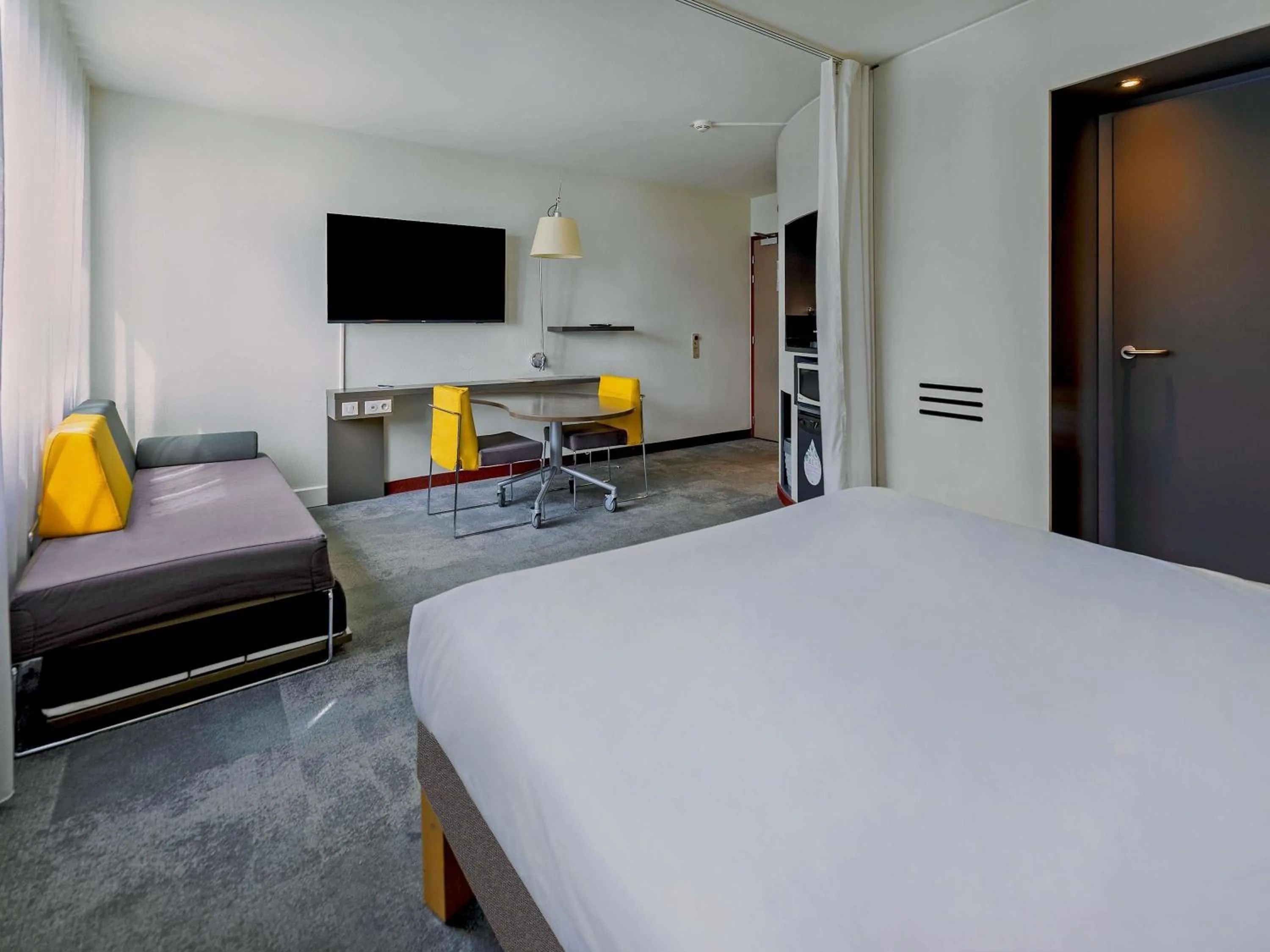 Bedroom, Bed in Novotel Suites Paris Stade de France