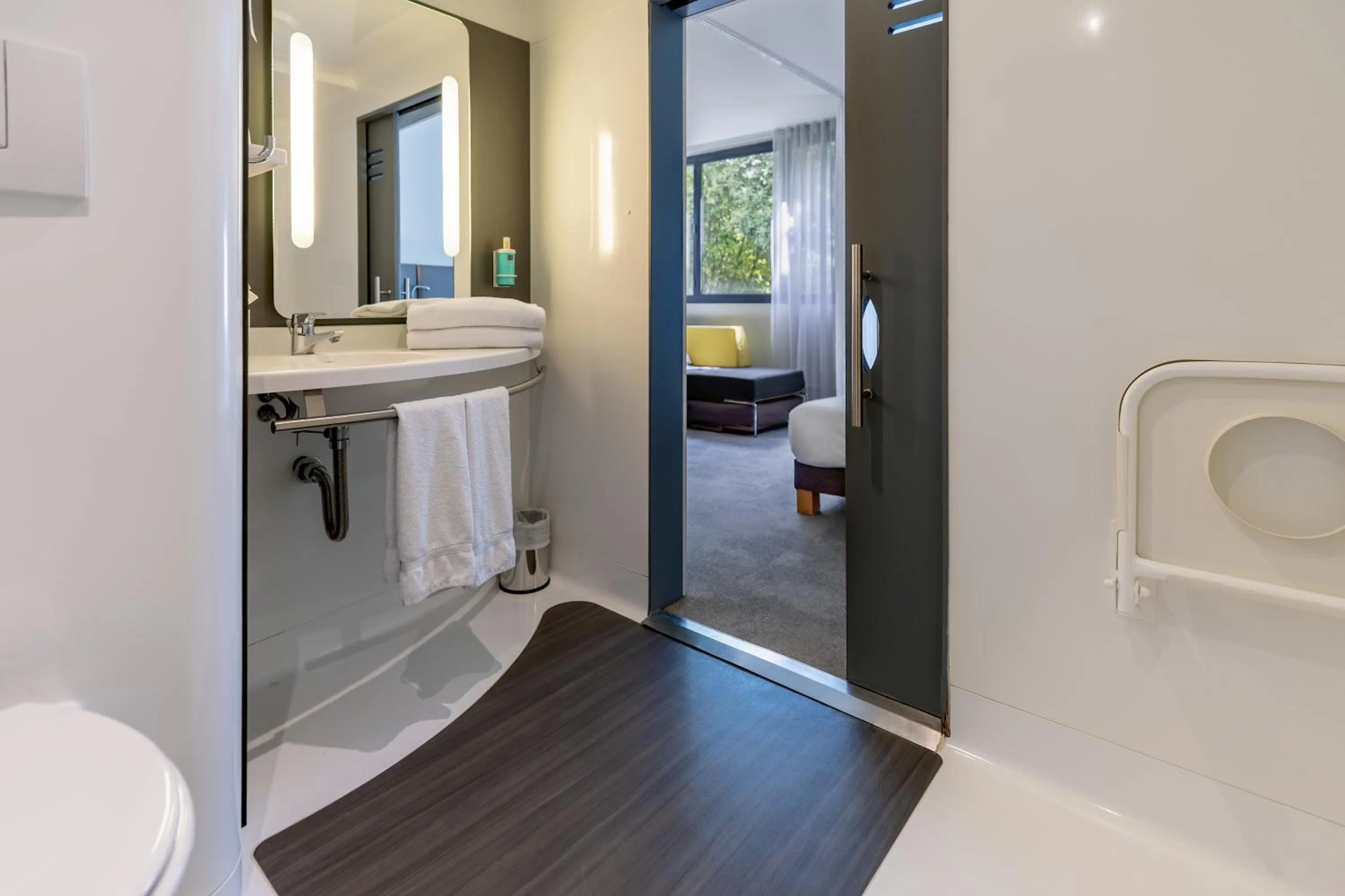 Shower in Novotel Suites Paris Stade de France