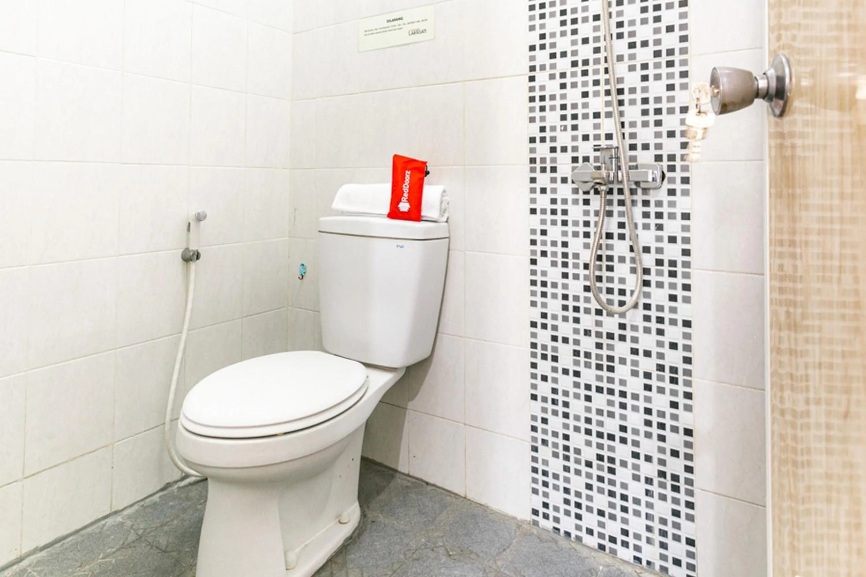 Bathroom in RedDoorz Syariah near Assalaam - UMS