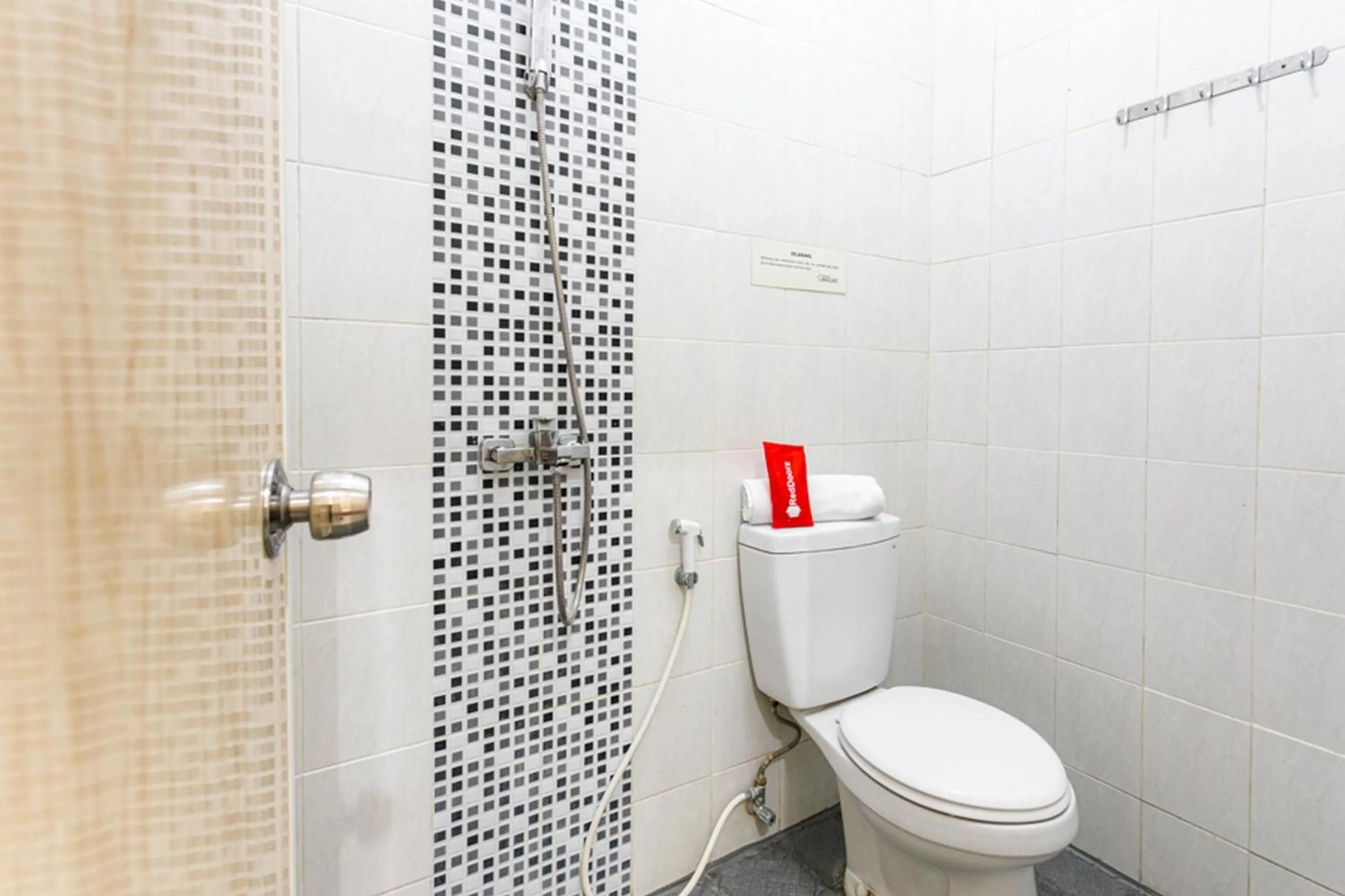 Bathroom in RedDoorz Syariah near Assalaam - UMS