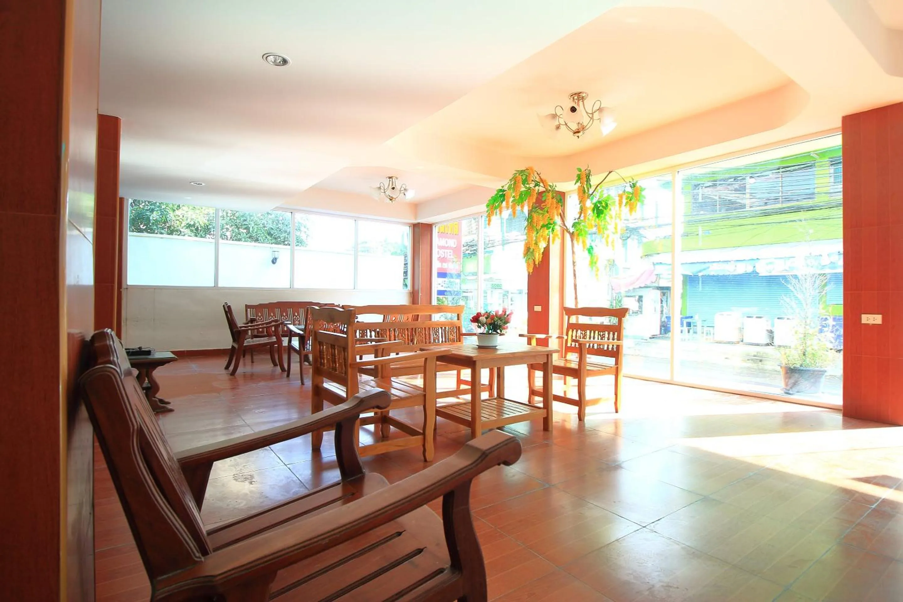 Restaurant/places to eat in OYO 410 Diamond Boutique Hostel