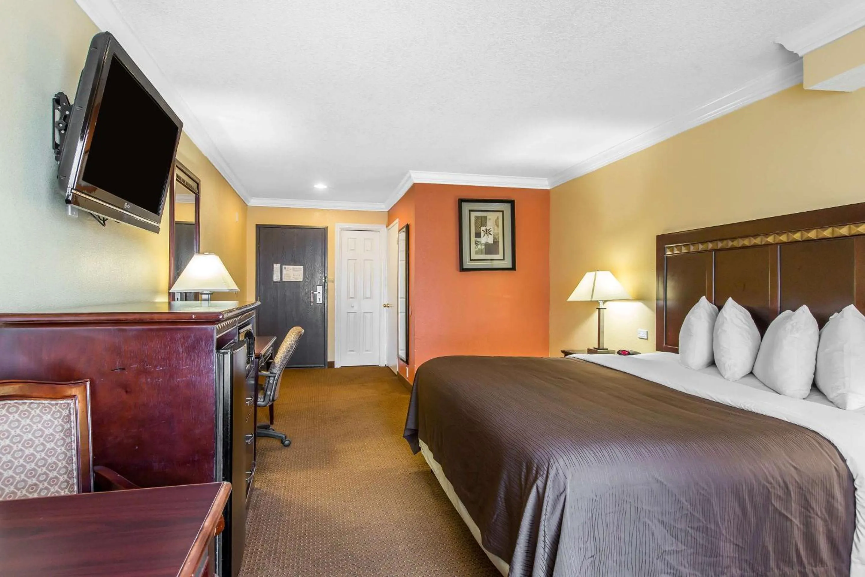 Bedroom, Bed in Quality Inn & Suites Bell Gardens-Los Angeles