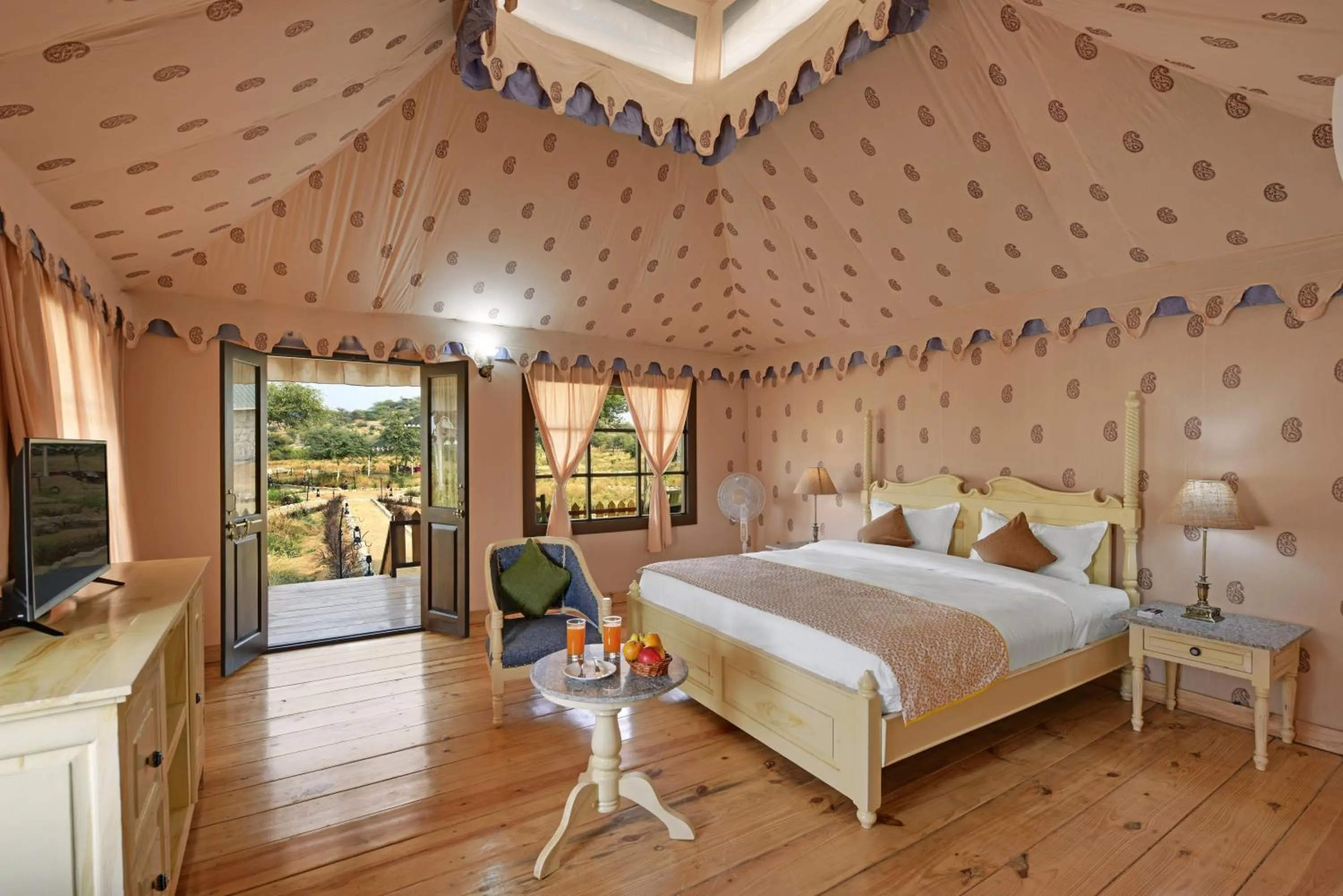 Bed in Jawai Leopard Safari Lodge