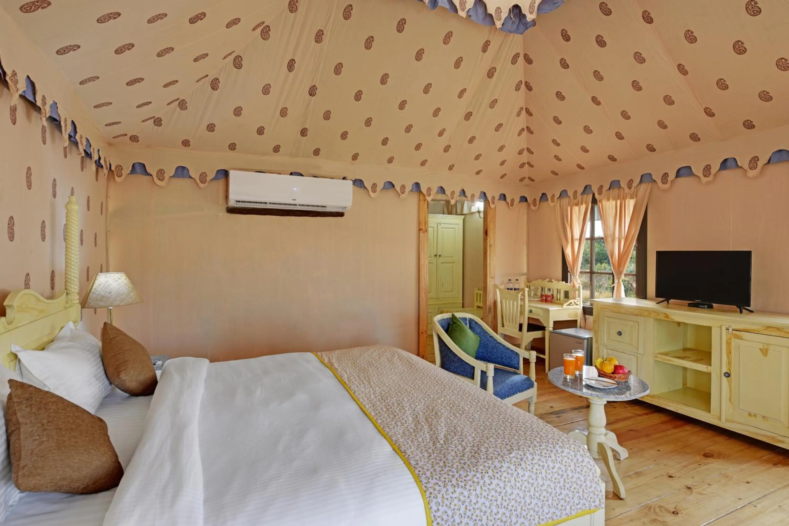 TV and multimedia, Bed in Jawai Leopard Safari Lodge