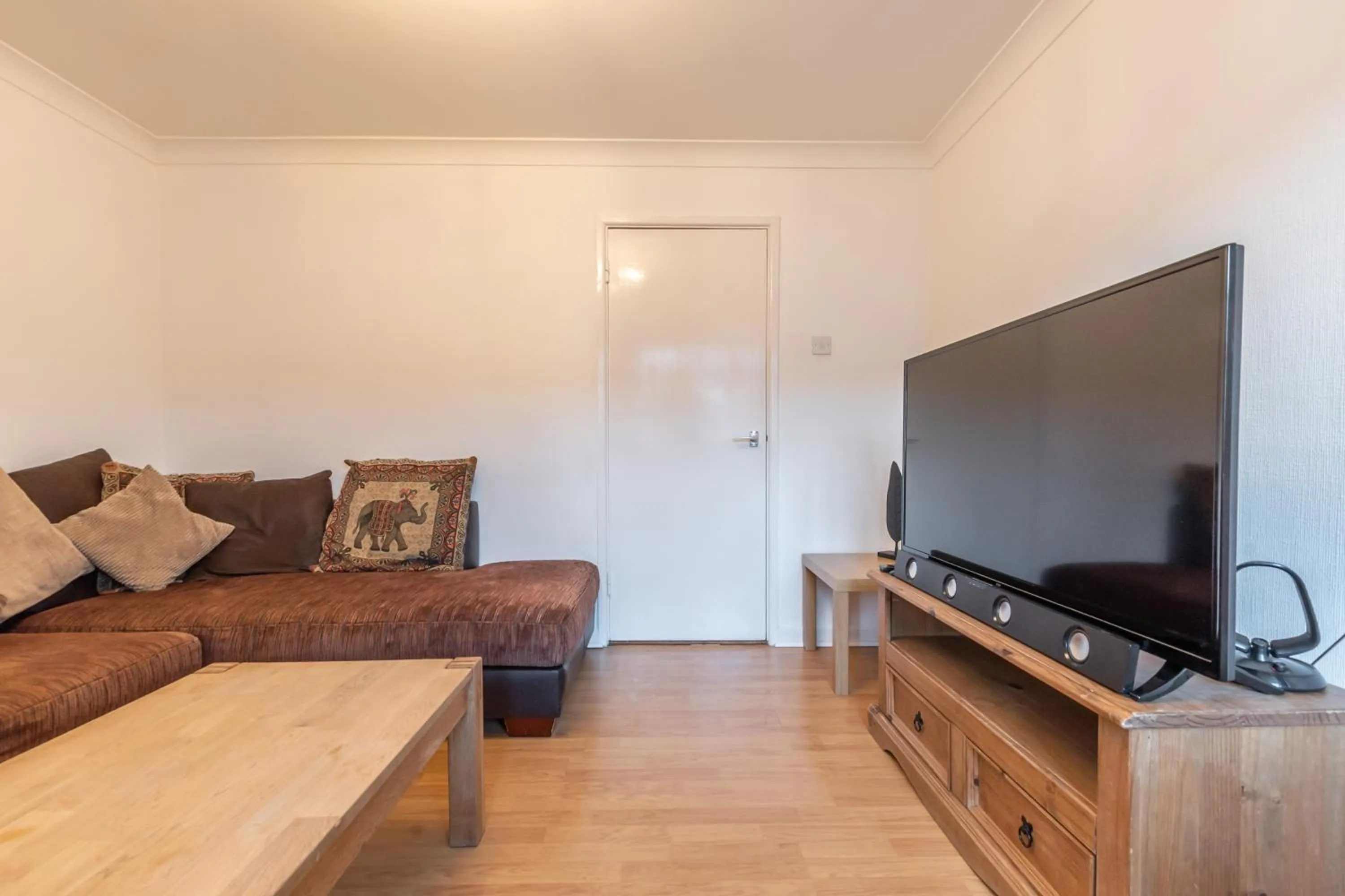 BEST PRICE! LARGE HOME - SMART TV - COMFY BEDS - GARDEN - 4 Single Beds or 2 Doubles! SLEEPS UP TO 4 GUESTS!!