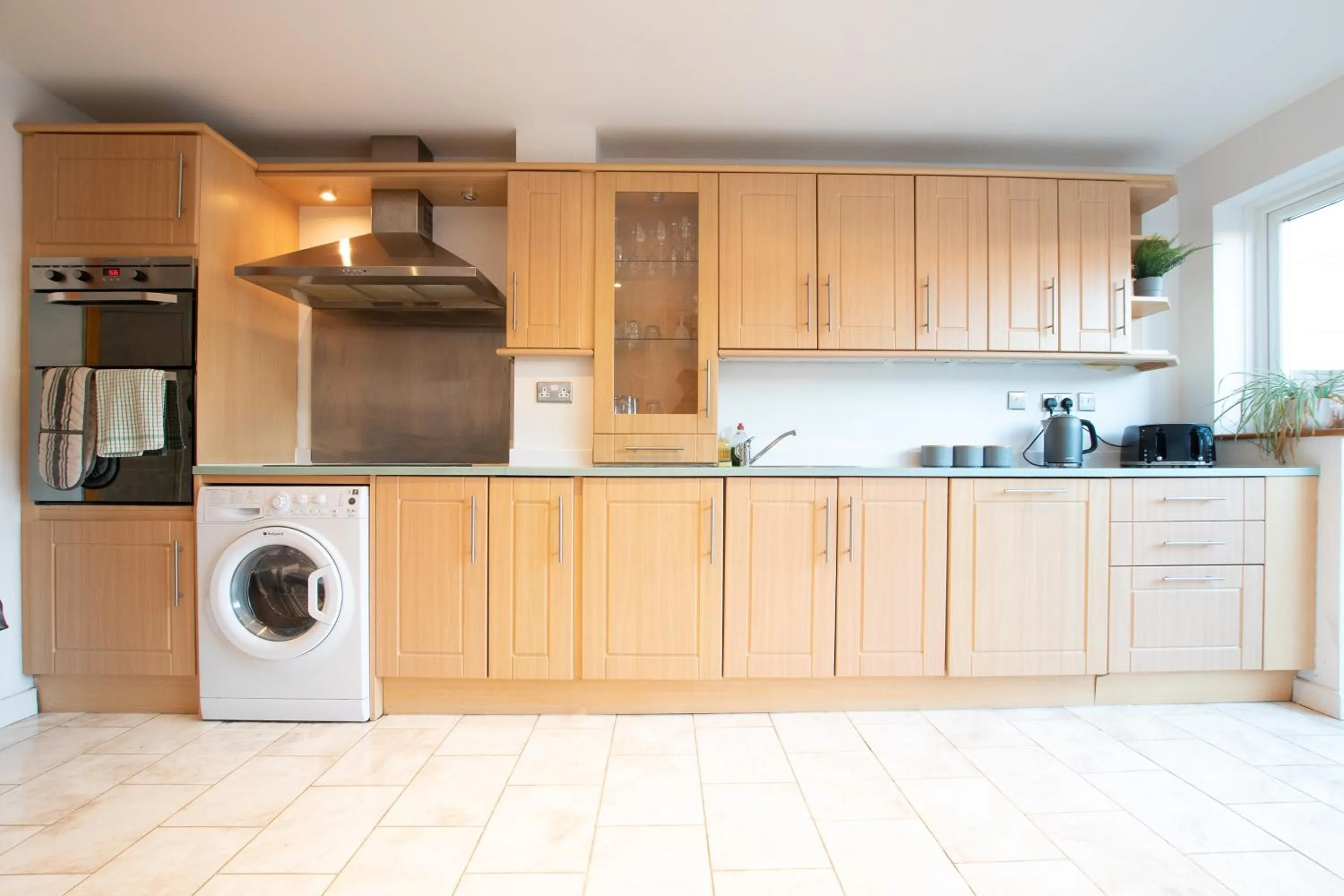 BEST PRICE! LARGE HOME - SMART TV - COMFY BEDS - GARDEN - 4 Single Beds or 2 Doubles! SLEEPS UP TO 4 GUESTS!!