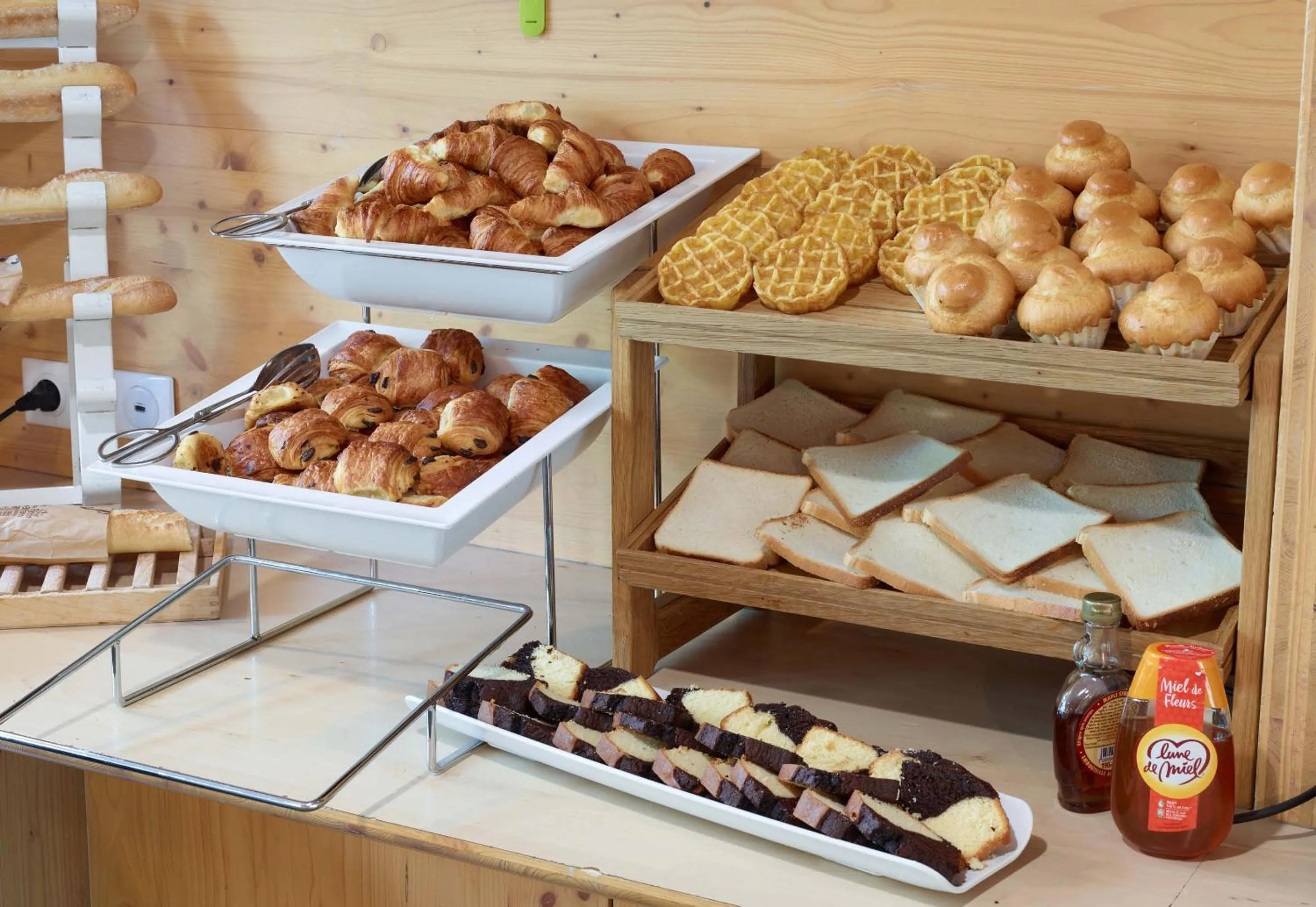 Buffet breakfast in B&B HOME Vélizy Est