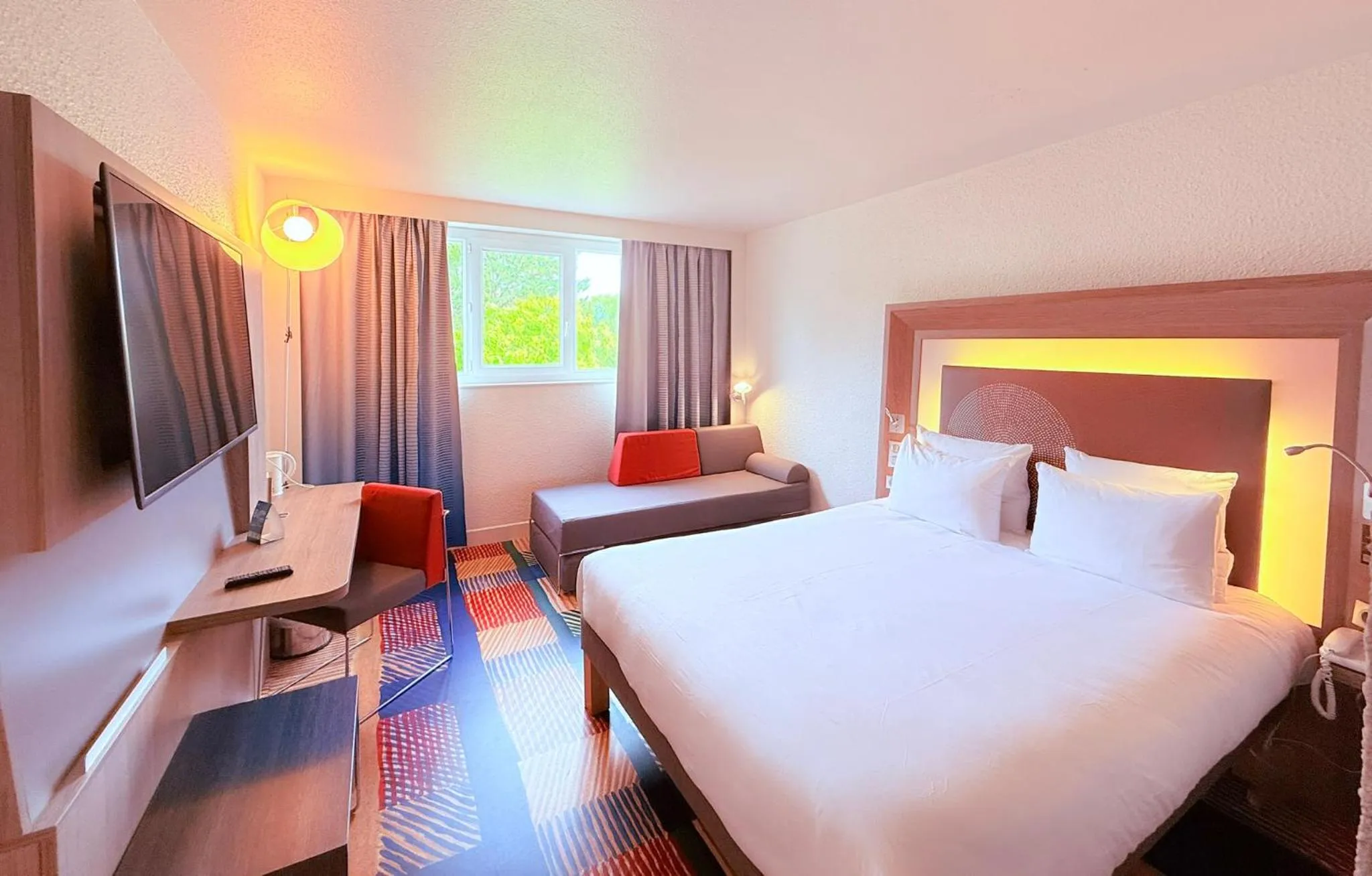 Bed in B&B HOTEL Cergy Port 4 étoiles