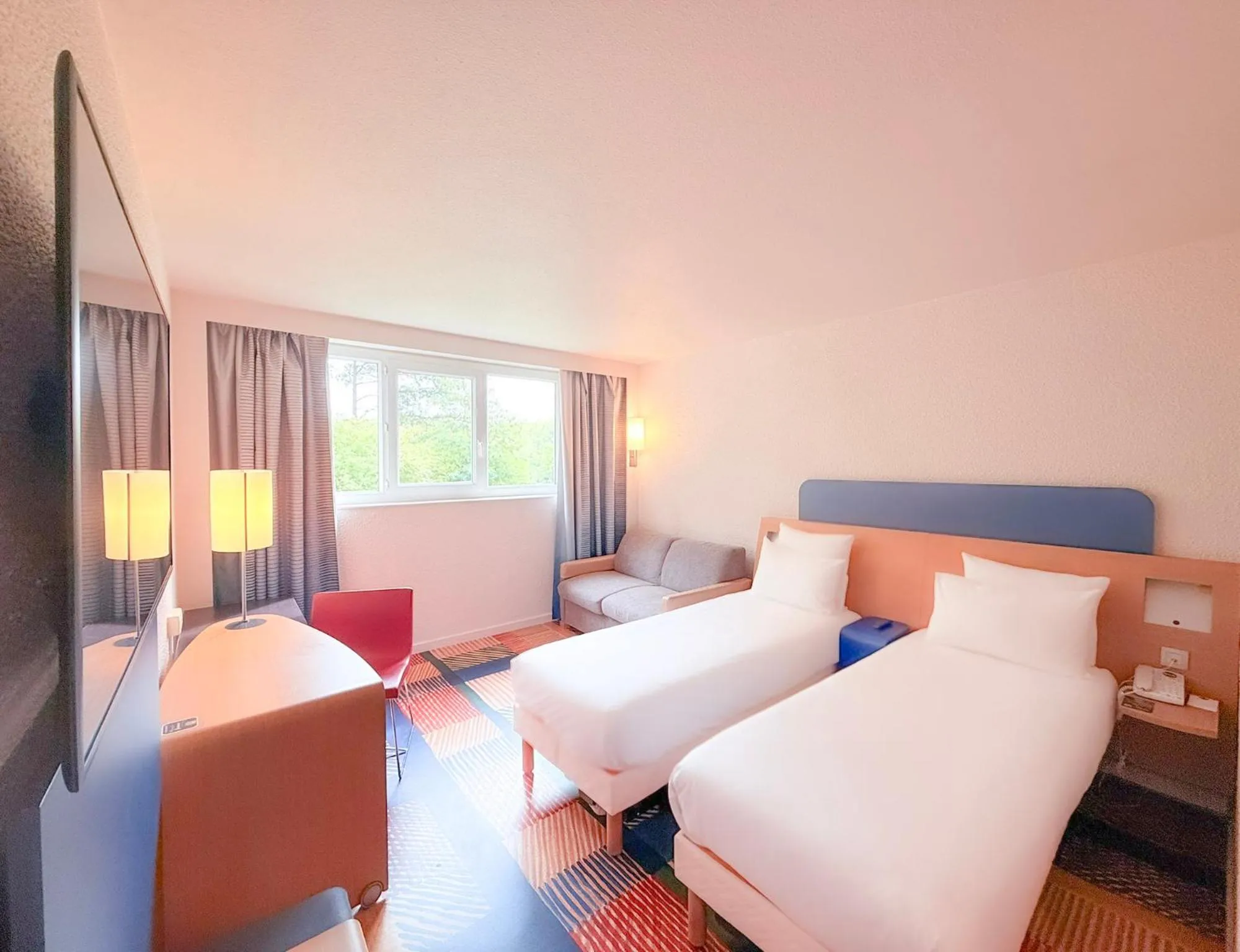 Bed in B&B HOTEL Cergy Port 4 étoiles