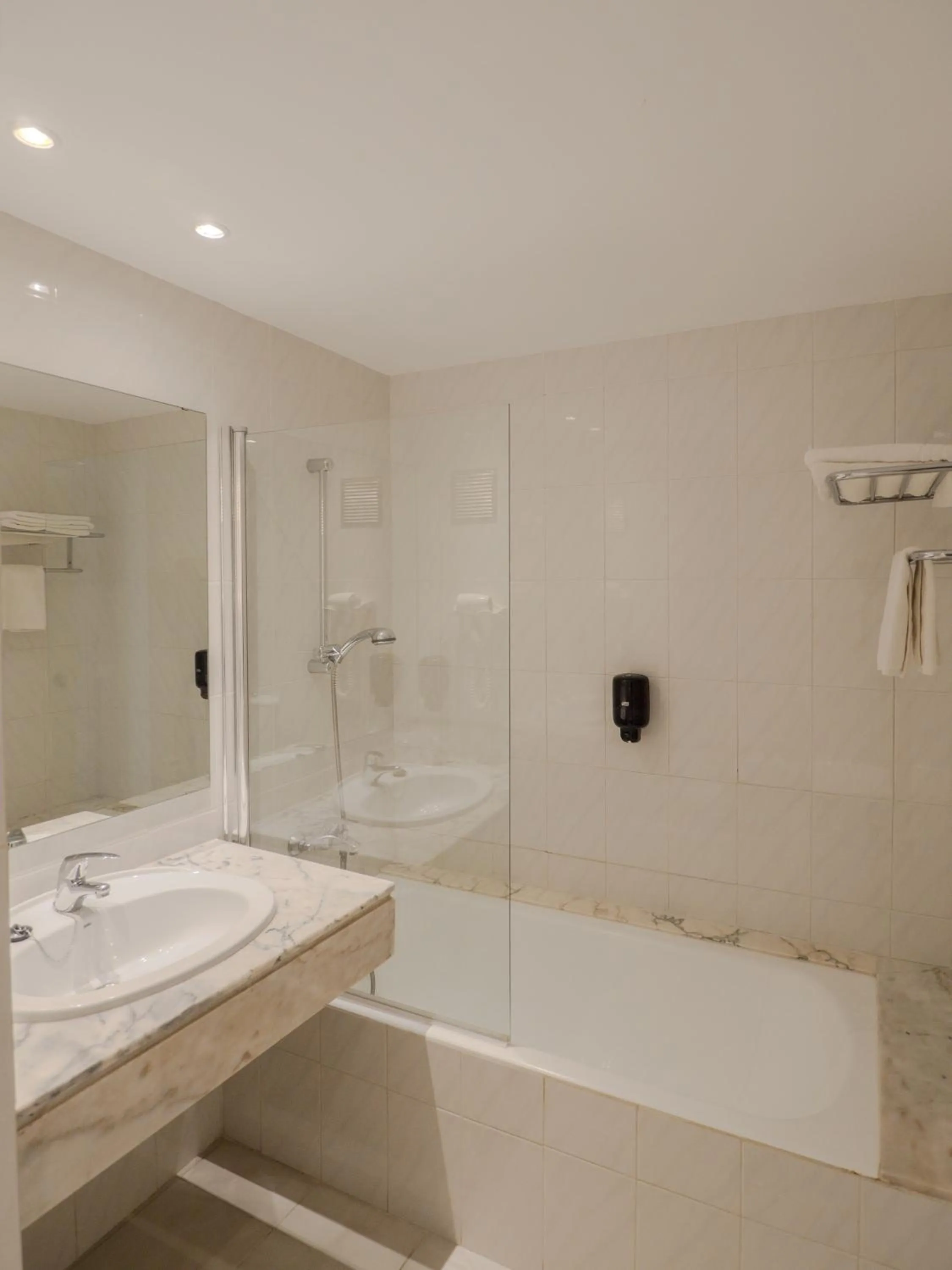 Shower in Apartamentos La Santa Maria