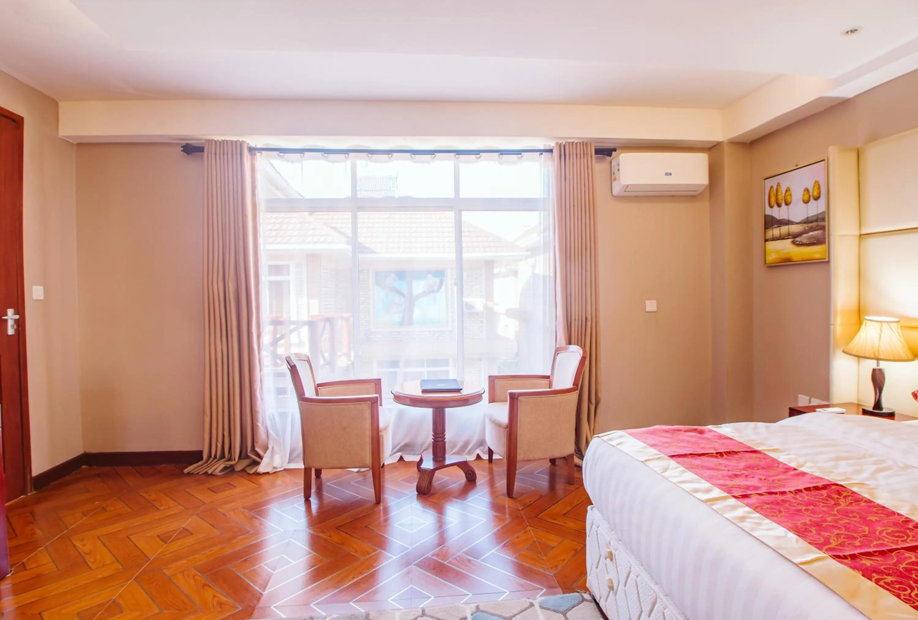 Seating area, Bed in Mount Royal Villa