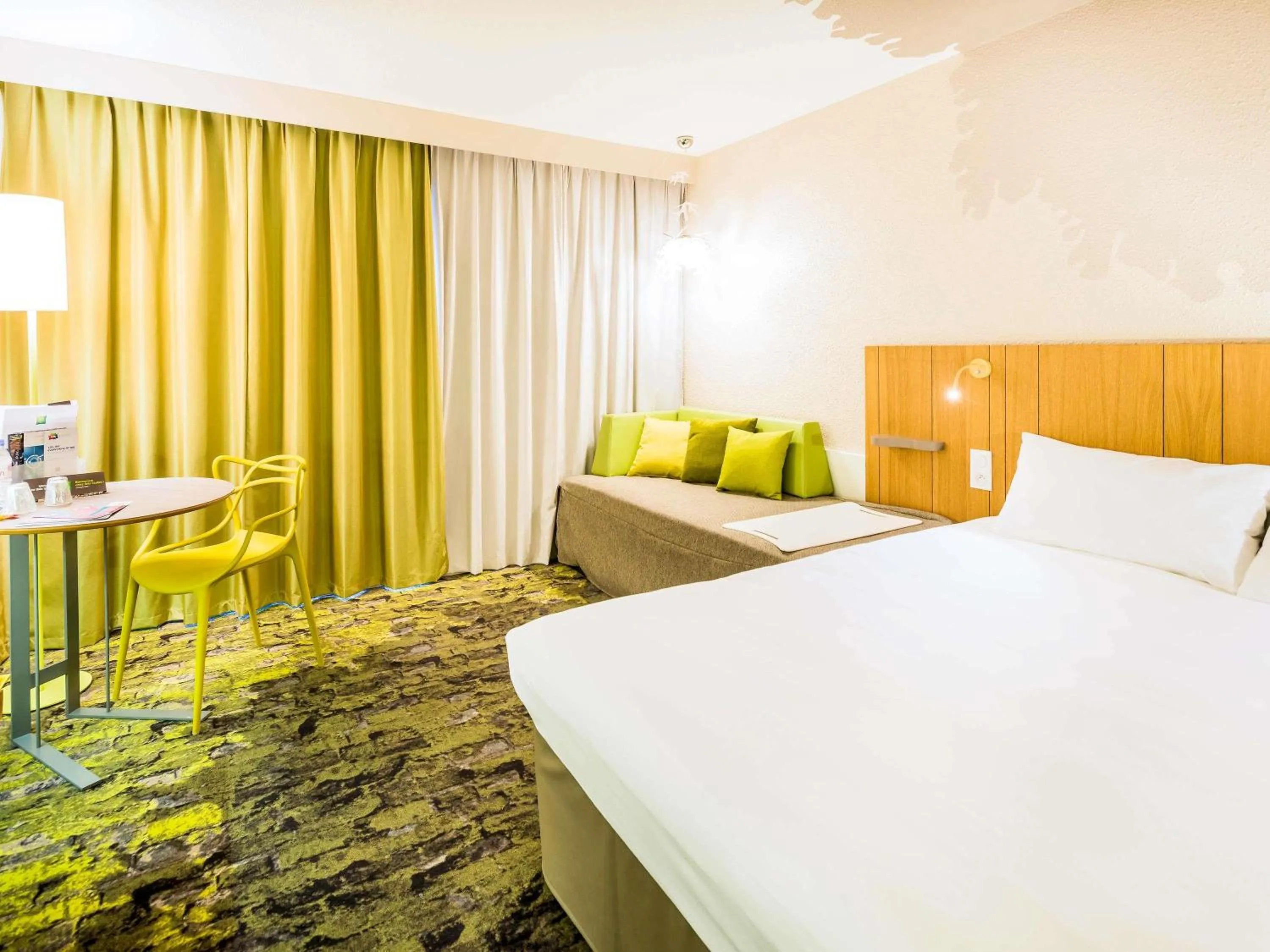 Bedroom, Bed in ibis Styles Tours Sud