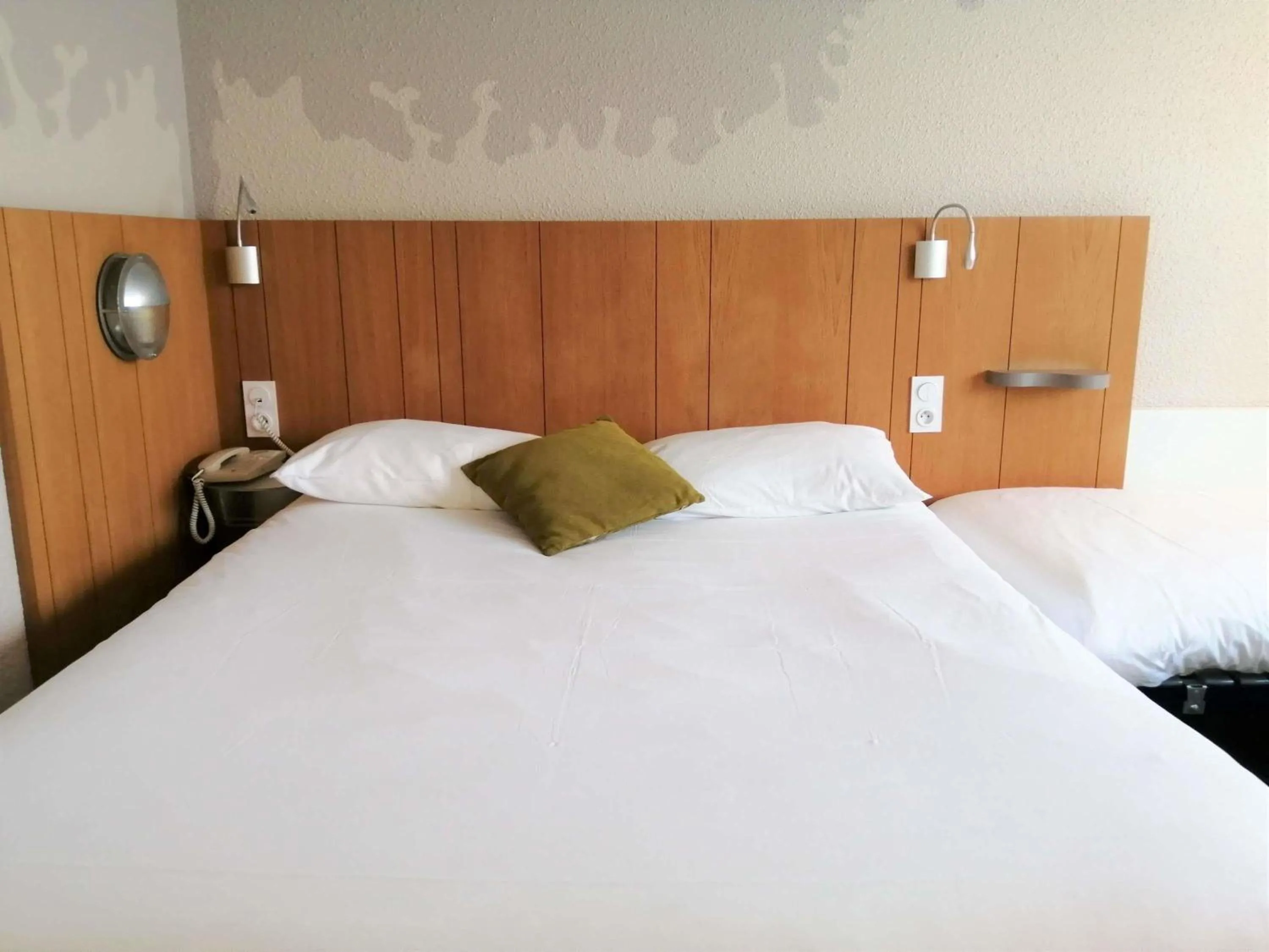 Bedroom, Bed in ibis Styles Tours Sud