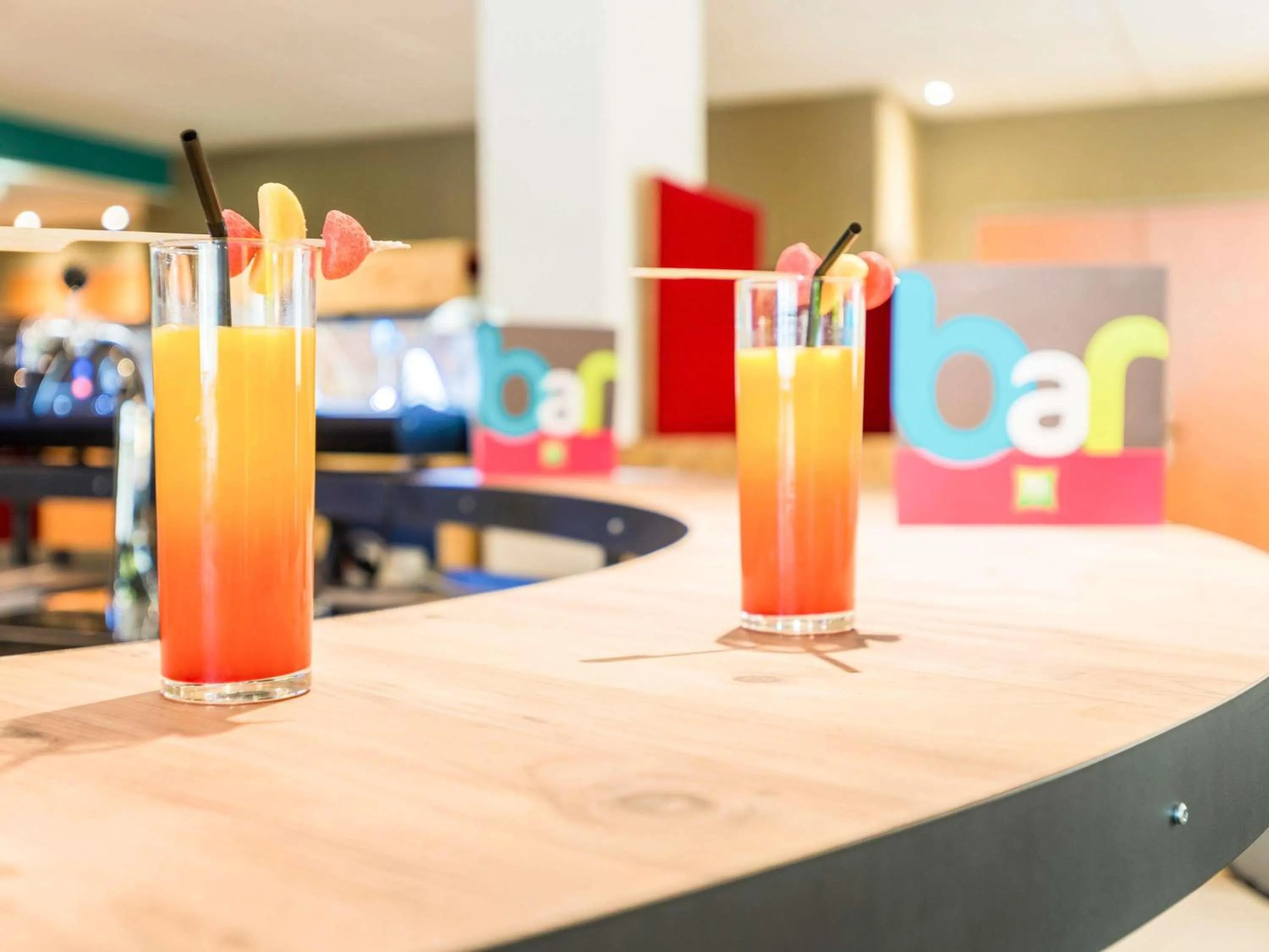 Lounge or bar in ibis Styles Tours Sud