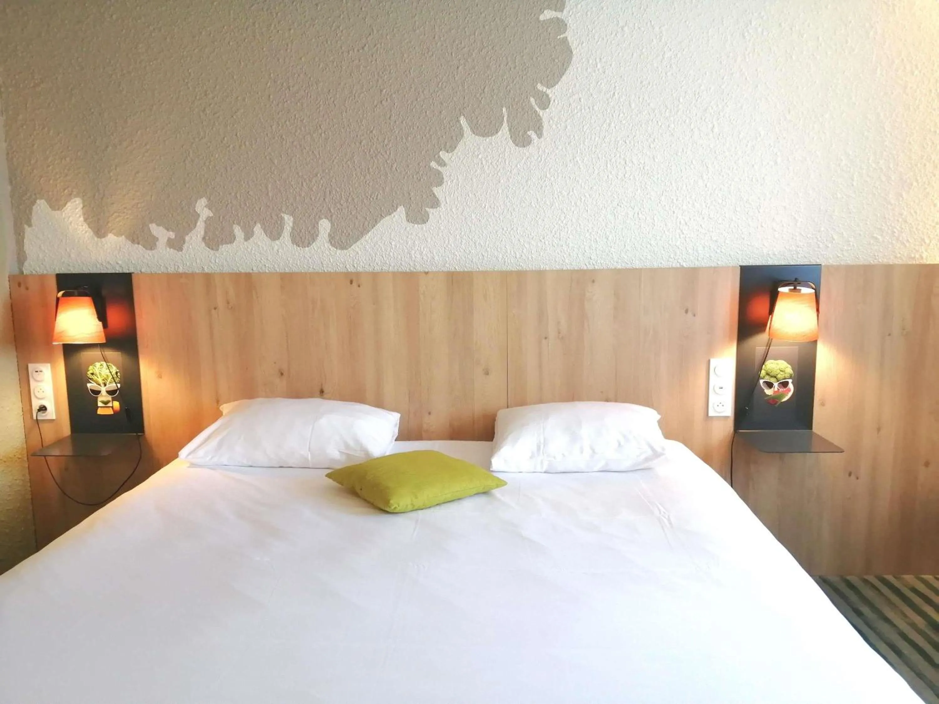 Bedroom, Bed in ibis Styles Tours Sud
