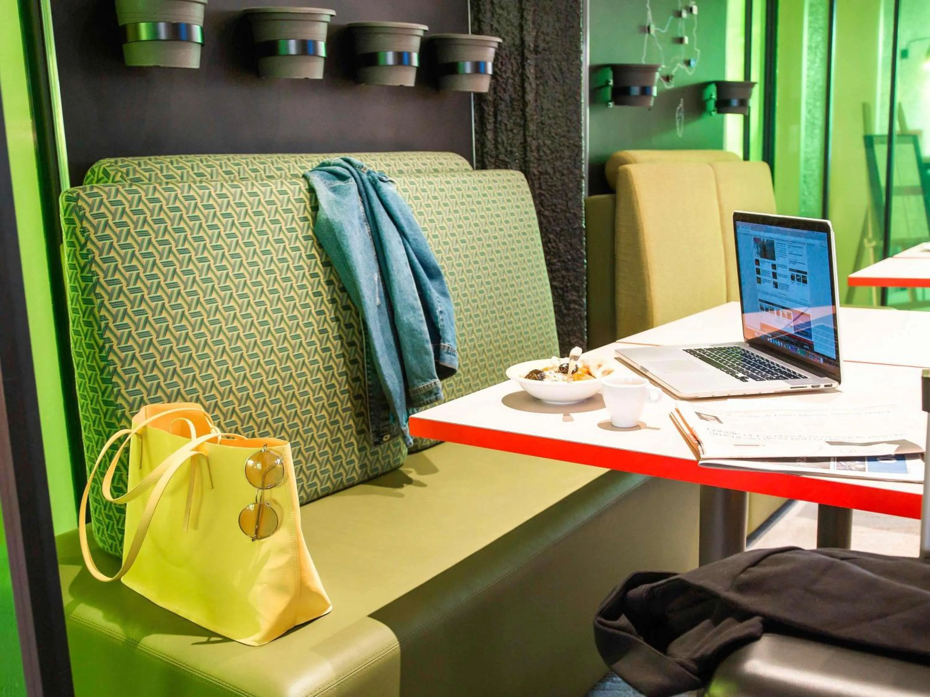 Lounge or bar in ibis Styles Tours Sud