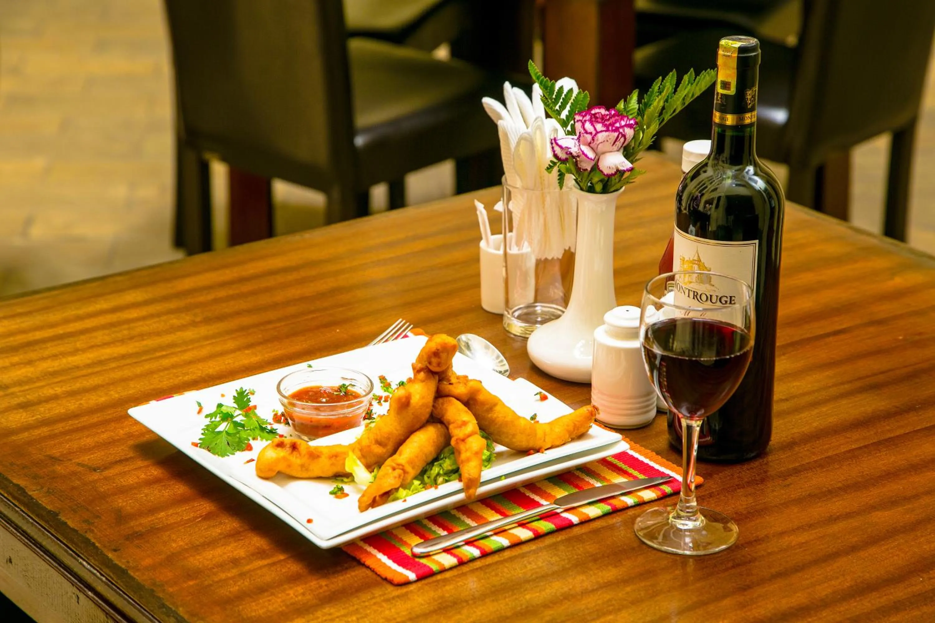 Restaurant/places to eat in Batians Apartment Hotel