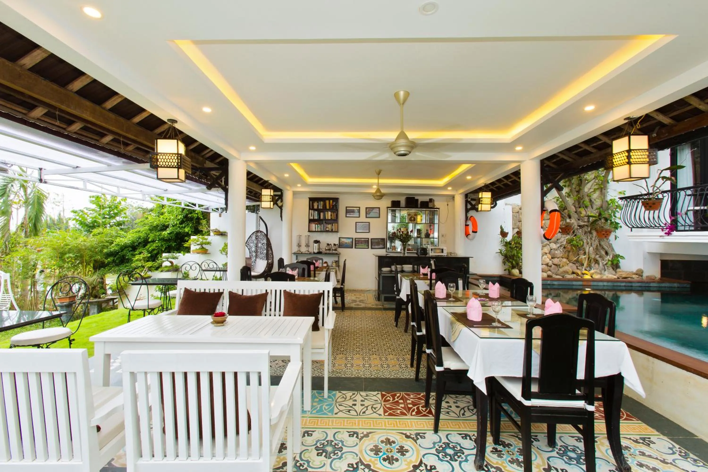Restaurant/places to eat in Riverside Impression Villa