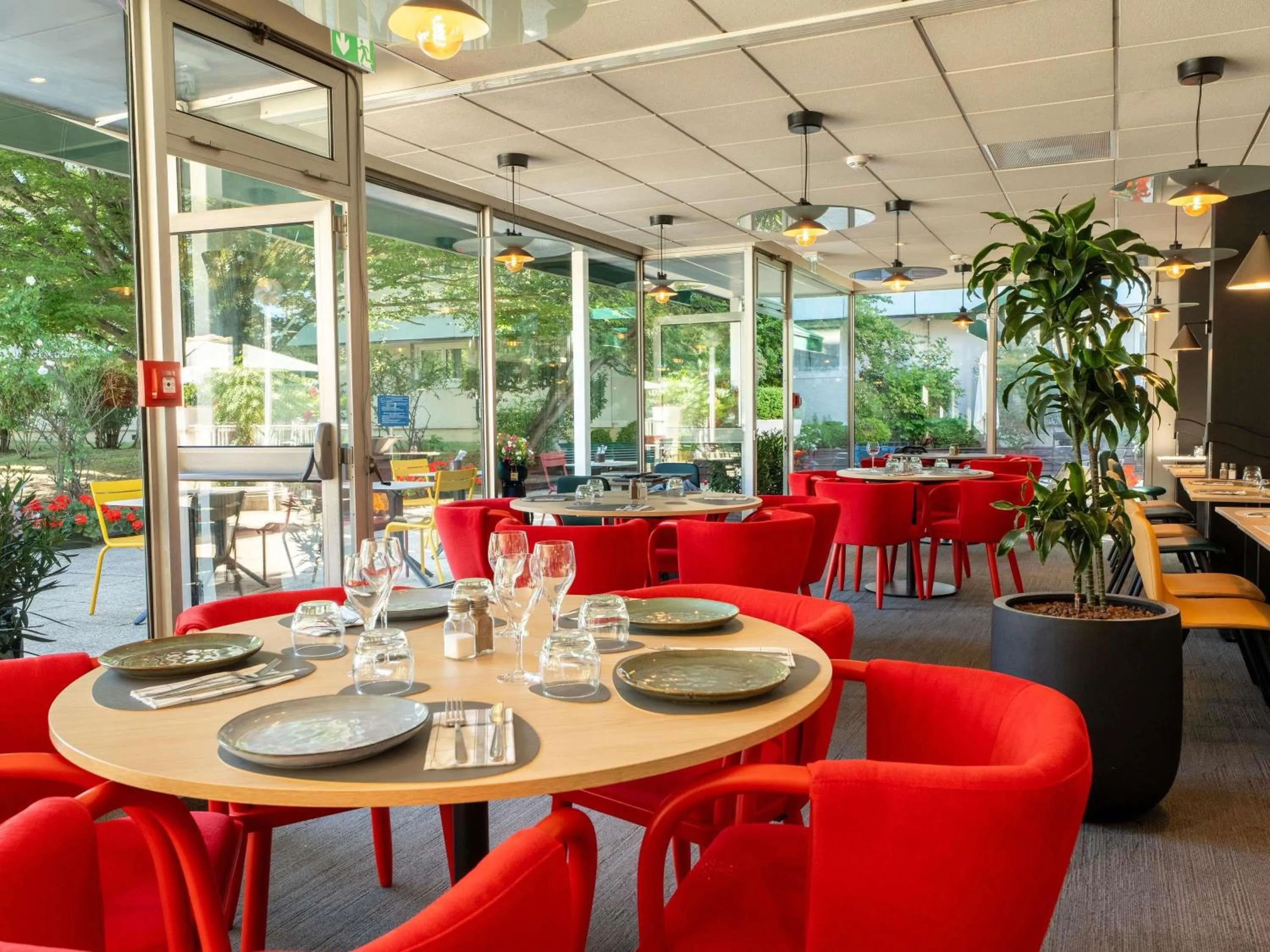 Restaurant/places to eat in Novotel Poissy Orgeval