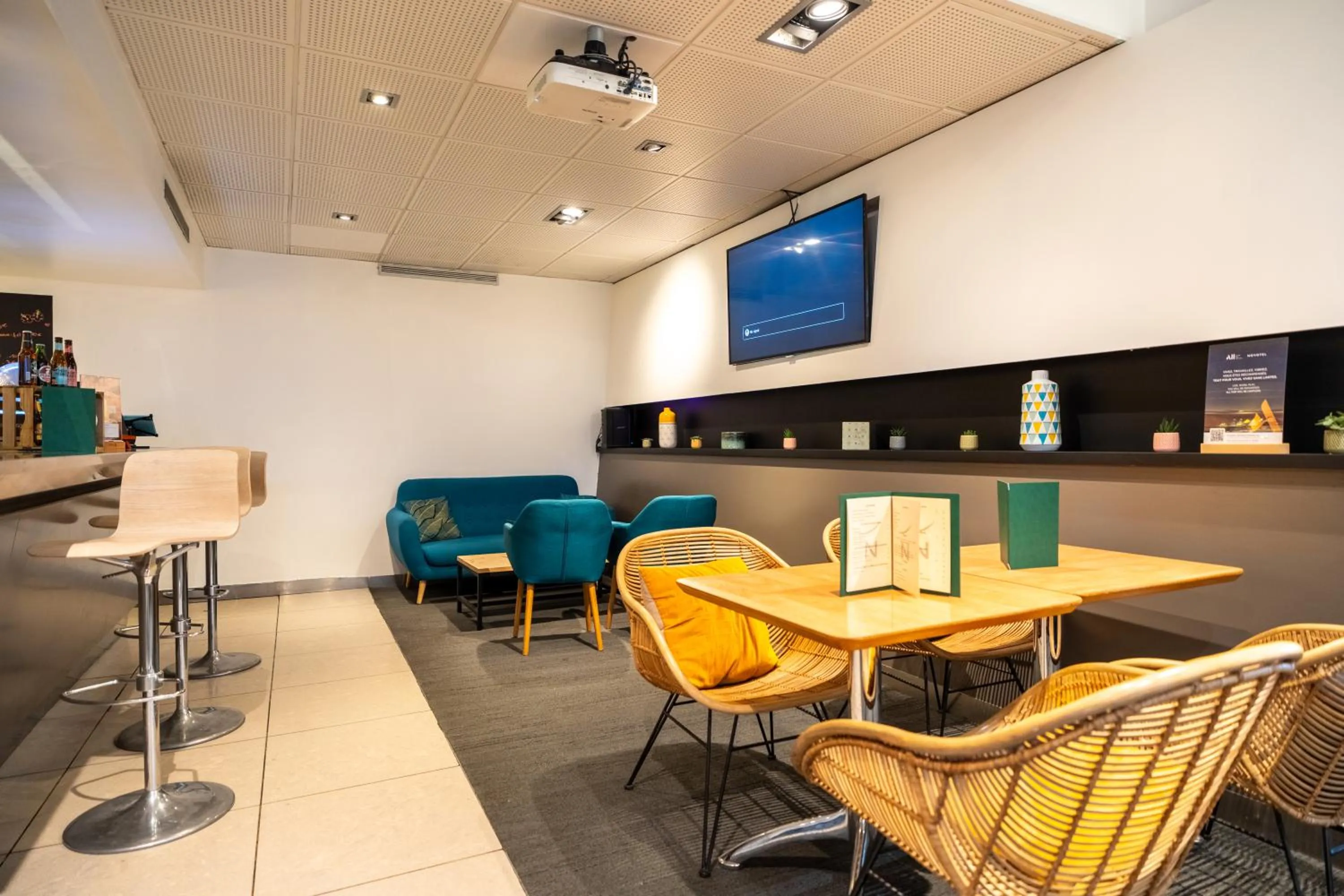 Lounge or bar in Novotel Poissy Orgeval